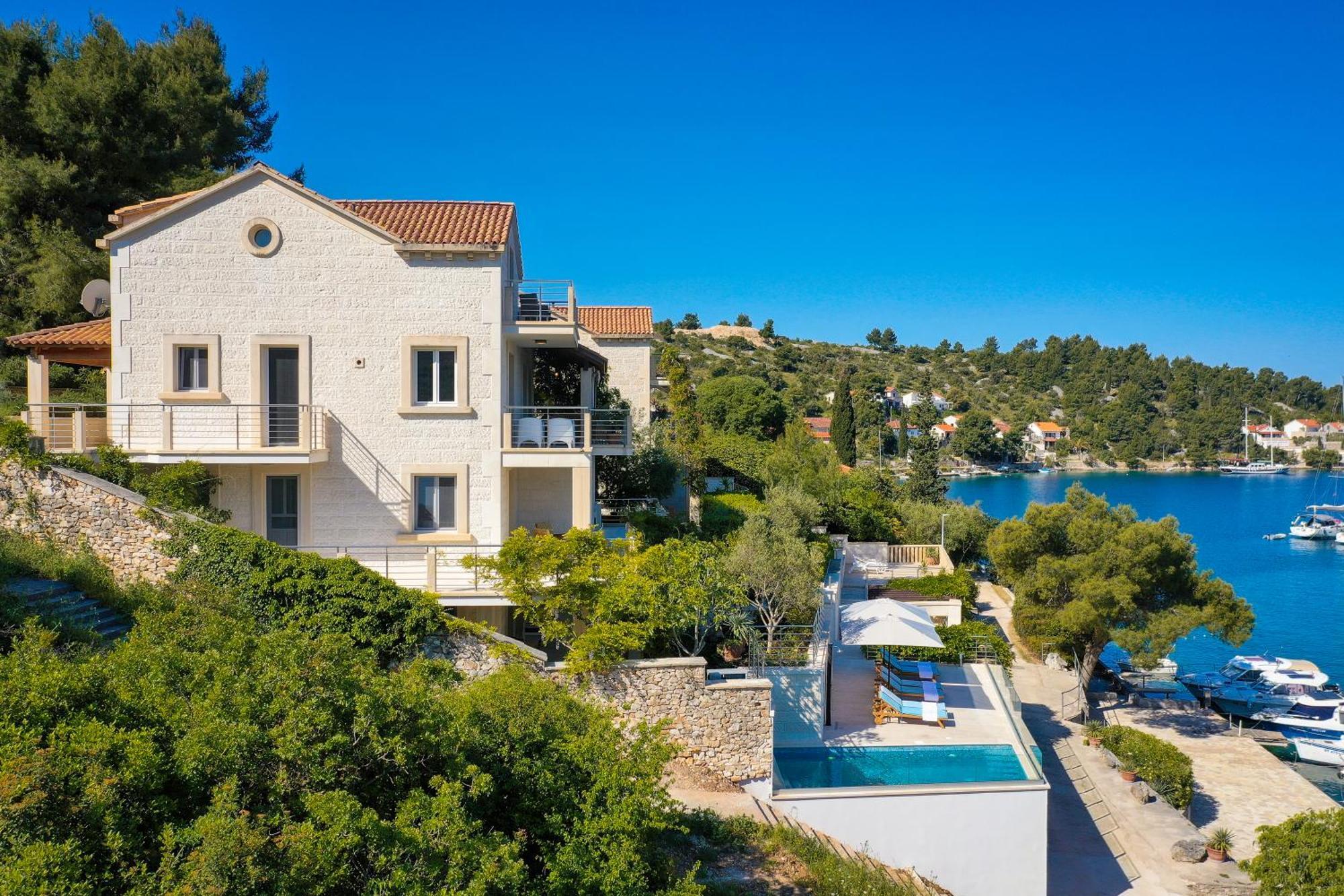 Philippa - Luxurious Five-room - Idyllic Location - First Row To The Sea - Spectacular View Of The Sea Bay - Unforgettable Sunsets - 15 Minutes From Supetar Ferry Port - Free Parking - Private Pool Vila
