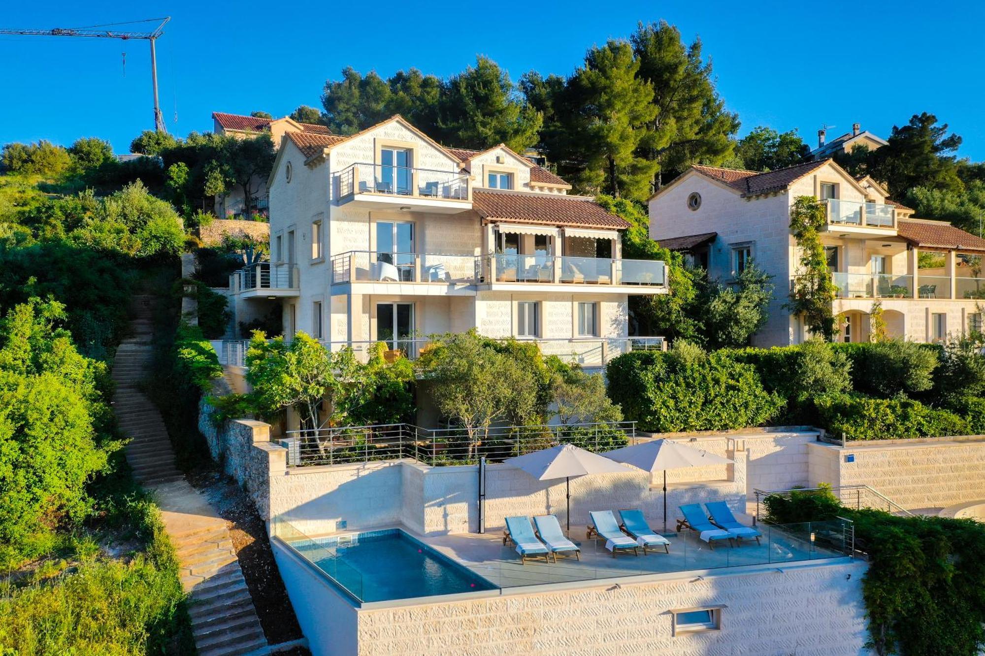 Vila Philippa - Luxurious Five-room - Idyllic Location - First Row To The Sea - Spectacular View Of The Sea Bay - Unforgettable Sunsets - 15 Minutes From Supetar Ferry Port - Free Parking - Private Pool