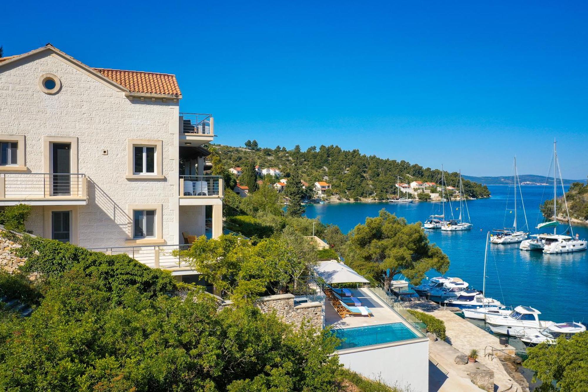 Philippa - Luxurious Five-room - Idyllic Location - First Row To The Sea - Spectacular View Of The Sea Bay - Unforgettable Sunsets - 15 Minutes From Supetar Ferry Port - Free Parking - Private Pool Villa *
