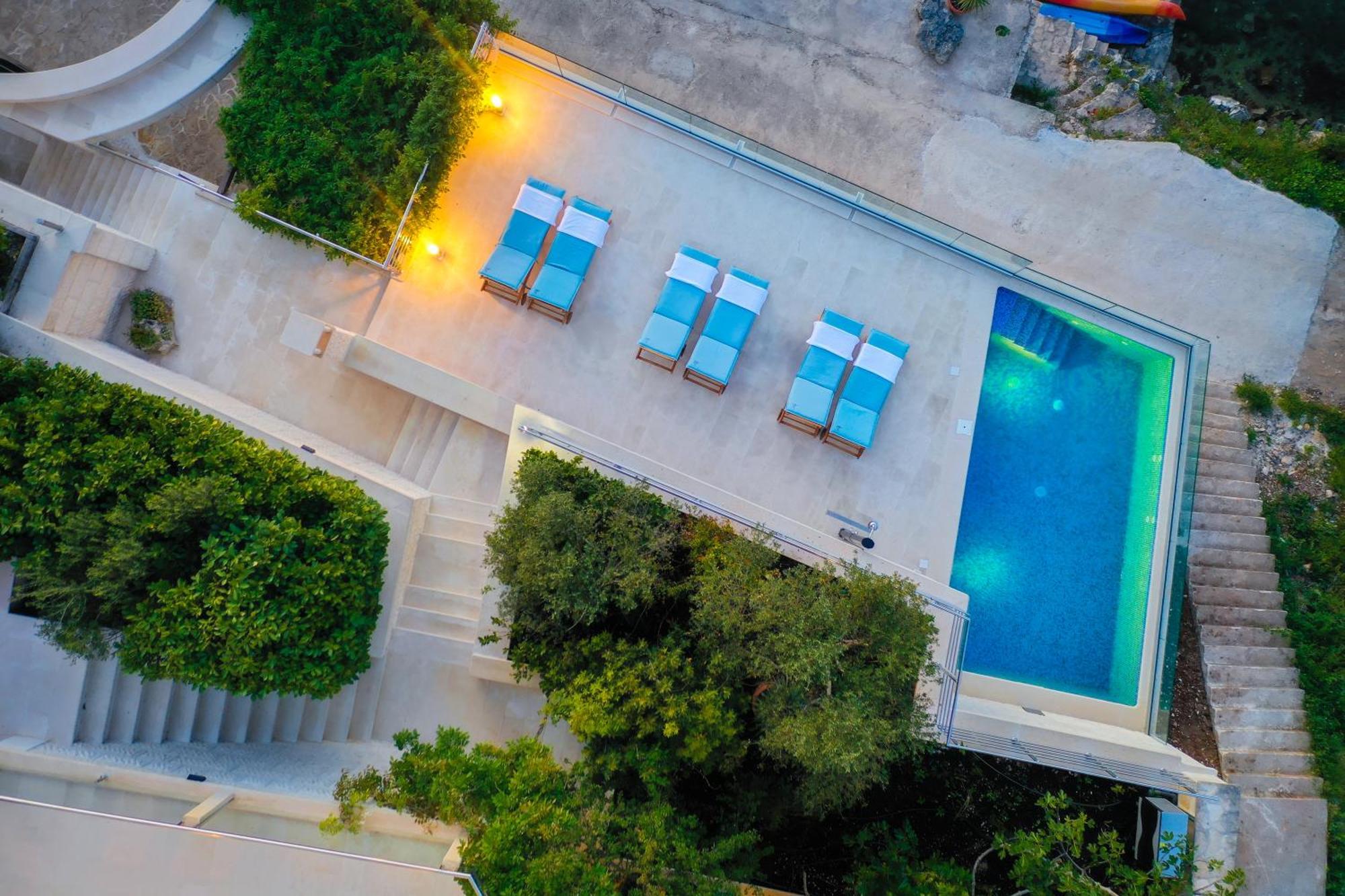 Vila Philippa - Luxurious Five-room - Idyllic Location - First Row To The Sea - Spectacular View Of The Sea Bay - Unforgettable Sunsets - 15 Minutes From Supetar Ferry Port - Free Parking - Private Pool *