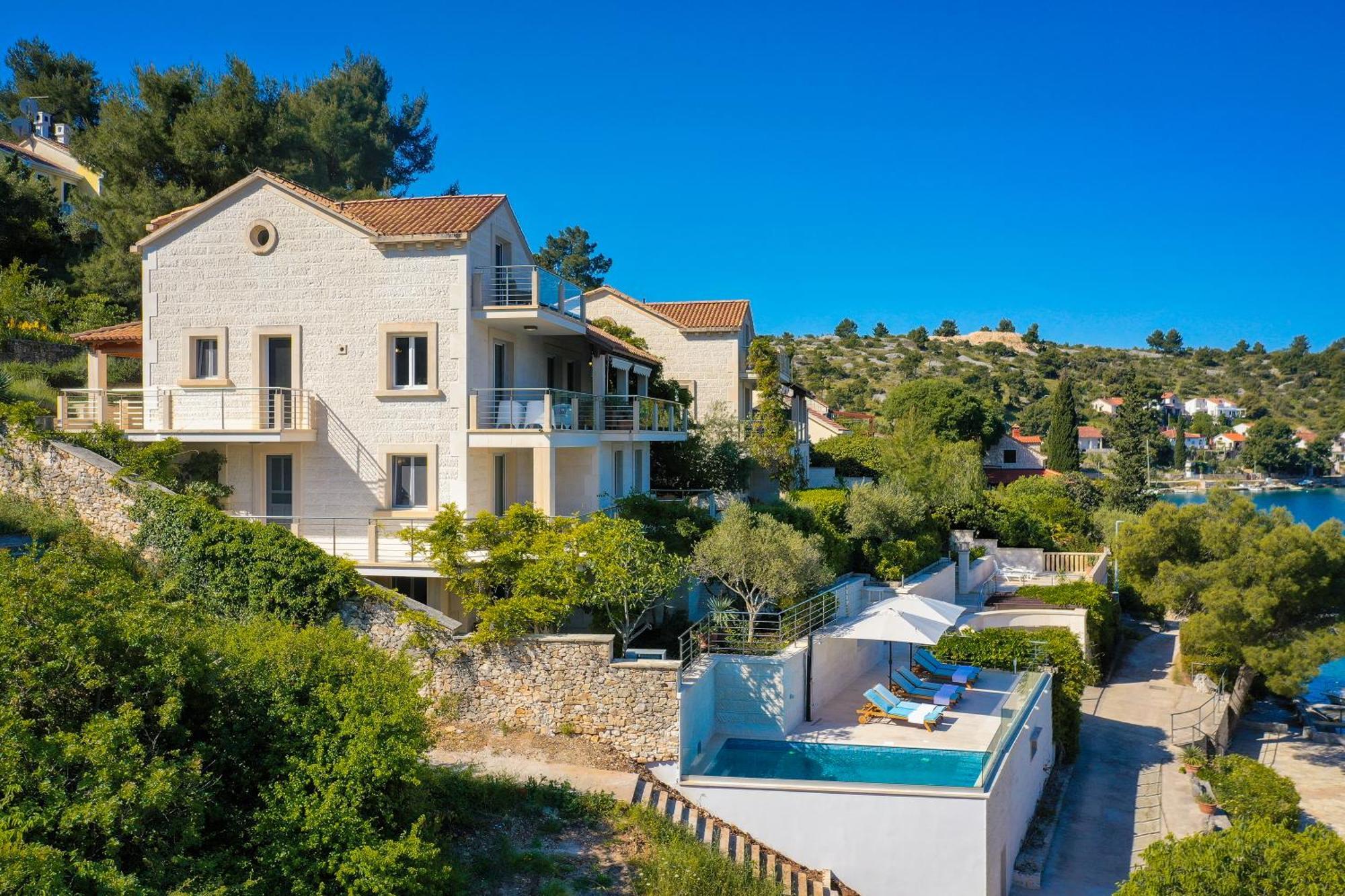 Philippa - Luxurious Five-room - Idyllic Location - First Row To The Sea - Spectacular View Of The Sea Bay - Unforgettable Sunsets - 15 Minutes From Supetar Ferry Port - Free Parking - Private Pool Vila Sutivan