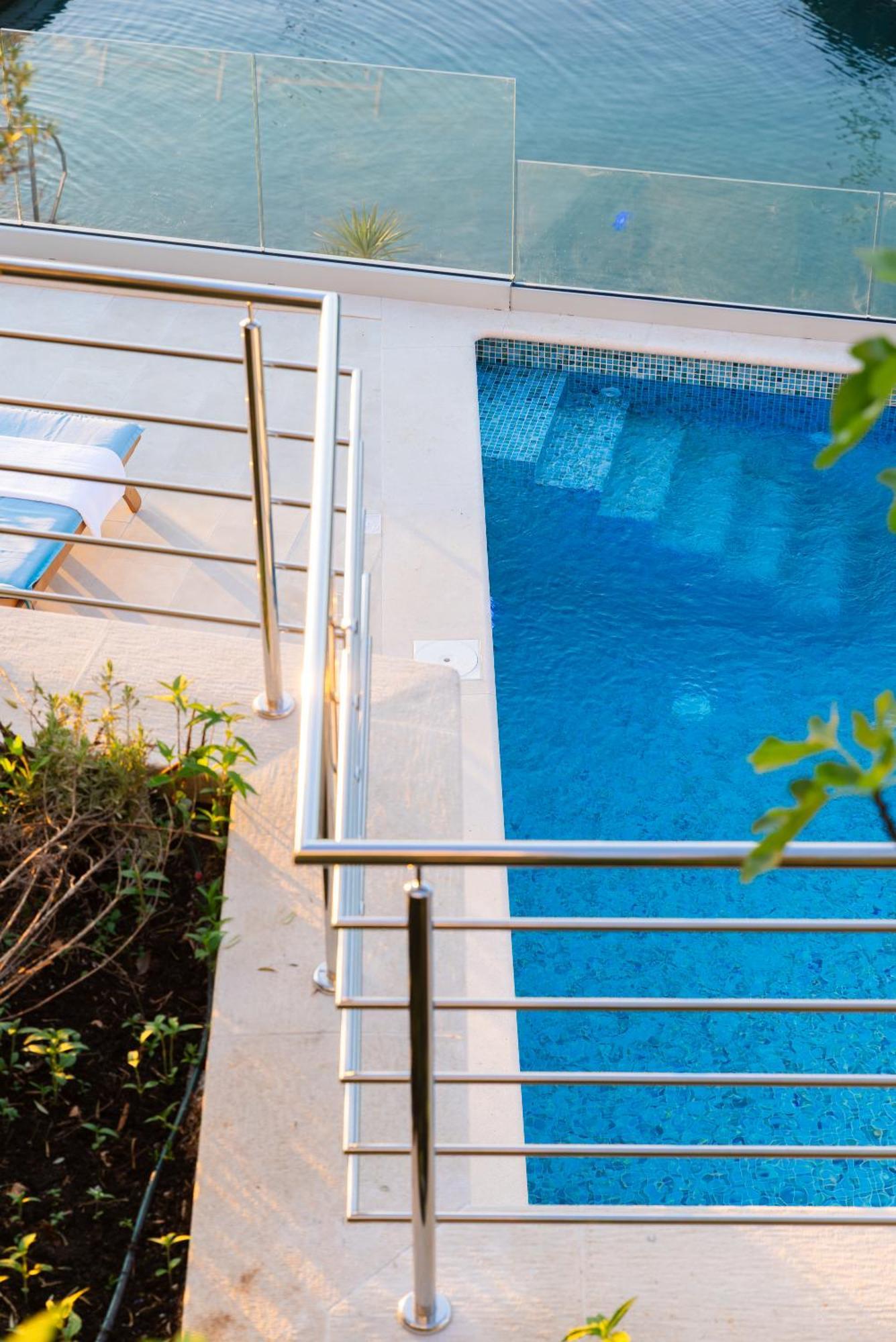 Vila Philippa - Luxurious Five-room - Idyllic Location - First Row To The Sea - Spectacular View Of The Sea Bay - Unforgettable Sunsets - 15 Minutes From Supetar Ferry Port - Free Parking - Private Pool Sutivan