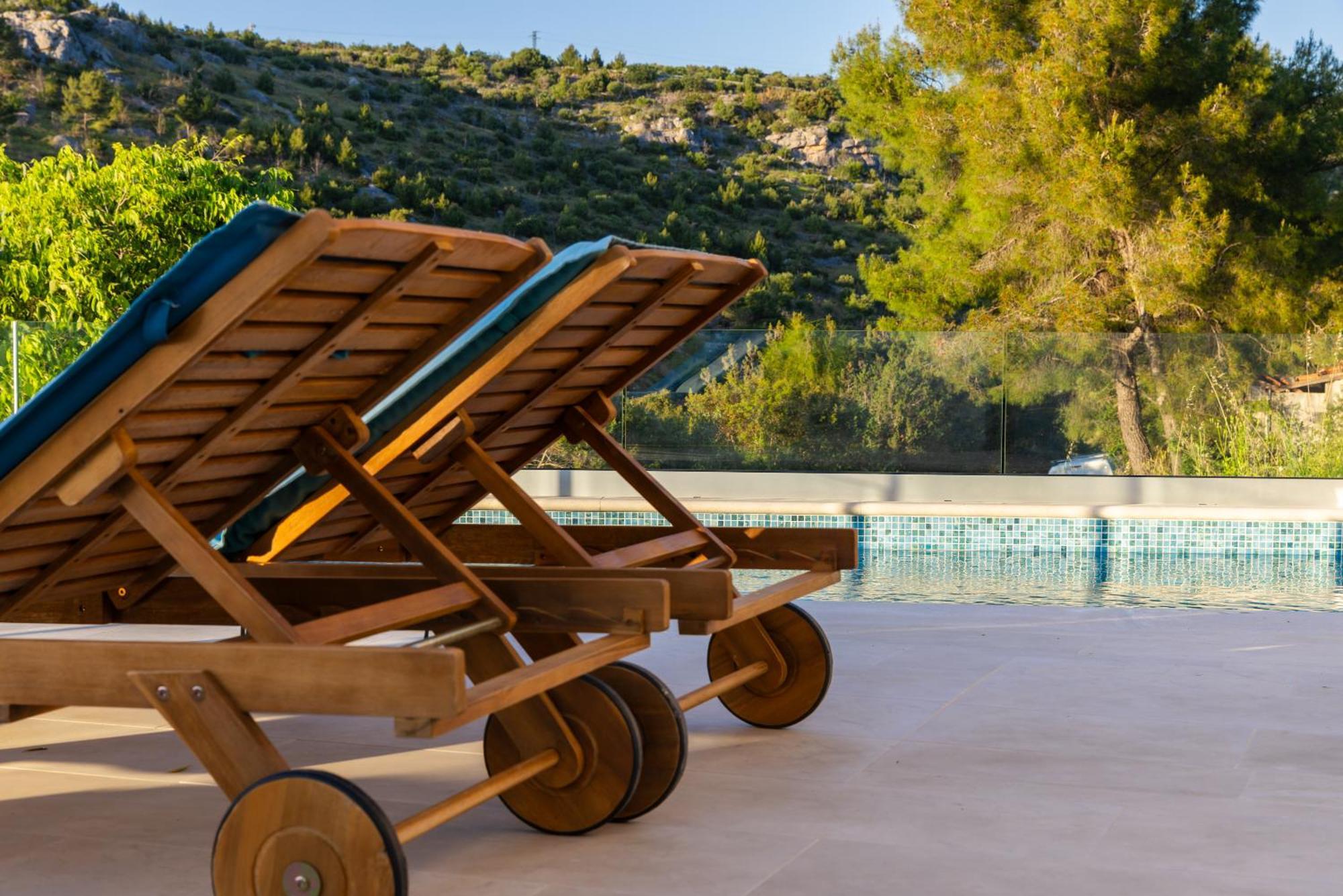 Philippa - Luxurious Five-room - Idyllic Location - First Row To The Sea - Spectacular View Of The Sea Bay - Unforgettable Sunsets - 15 Minutes From Supetar Ferry Port - Free Parking - Private Pool * Sutivan