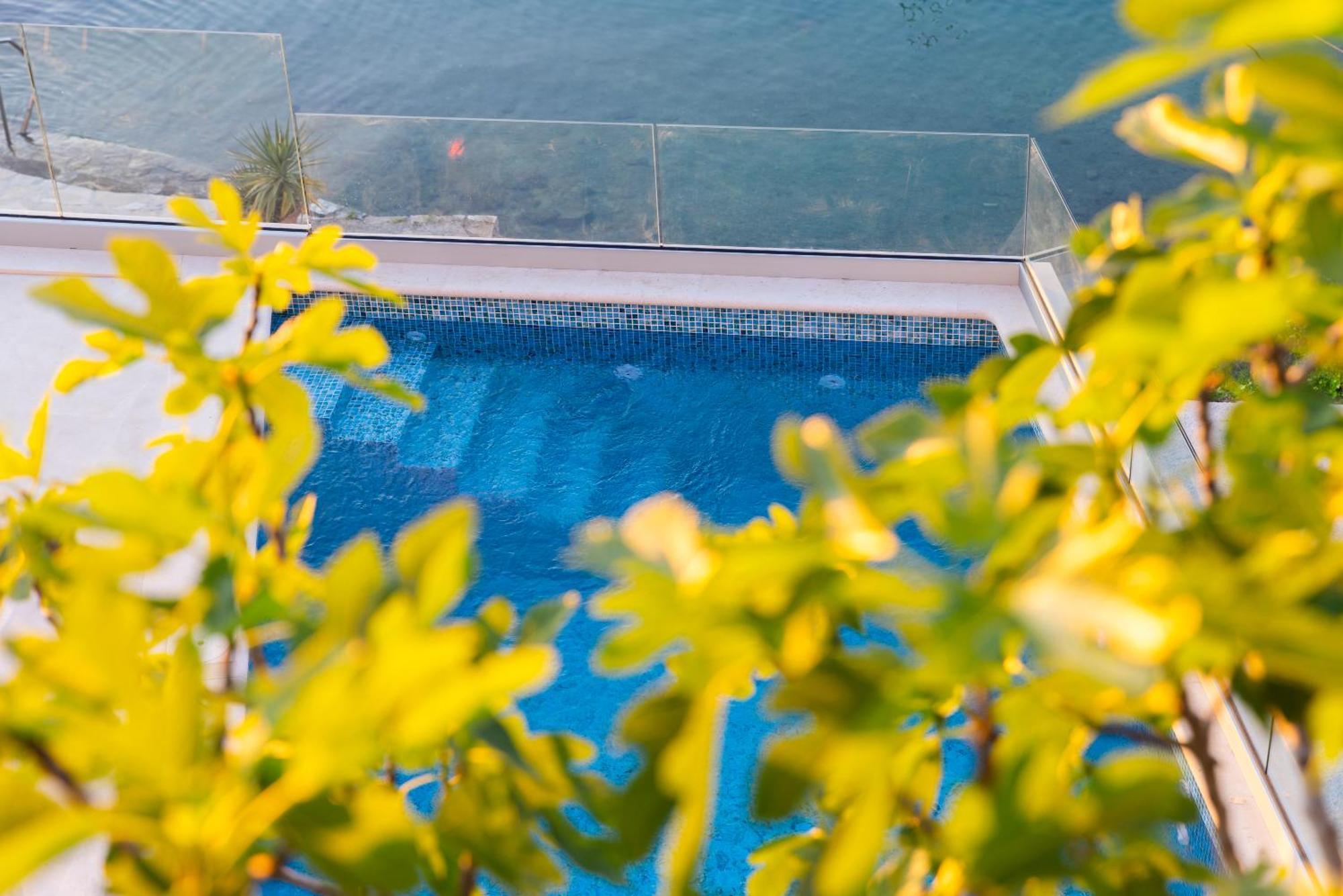 Philippa - Luxurious Five-room - Idyllic Location - First Row To The Sea - Spectacular View Of The Sea Bay - Unforgettable Sunsets - 15 Minutes From Supetar Ferry Port - Free Parking - Private Pool Vila