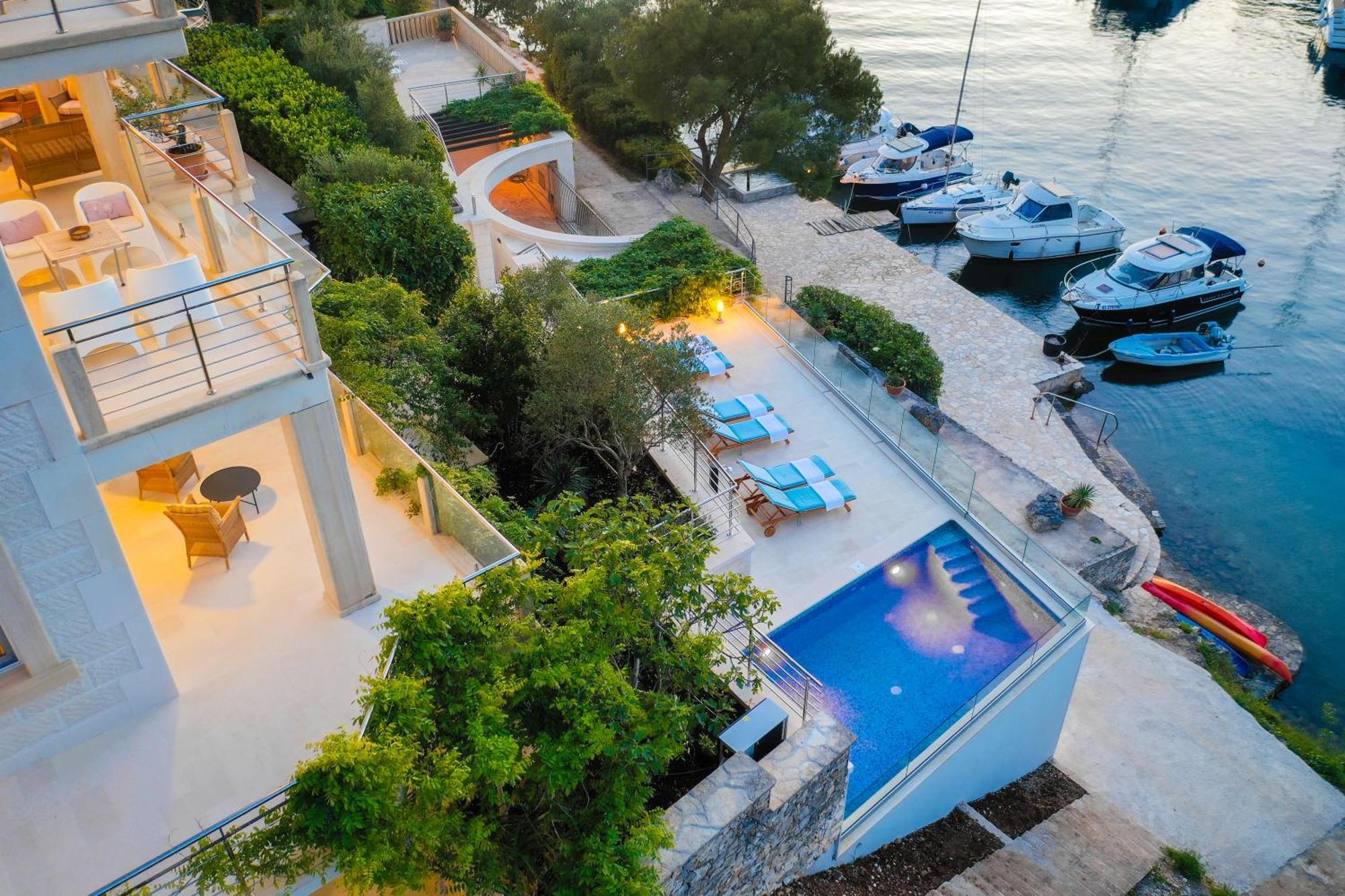 Villa Philippa - Luxurious Five-room - Idyllic Location - First Row To The Sea - Spectacular View Of The Sea Bay - Unforgettable Sunsets - 15 Minutes From Supetar Ferry Port - Free Parking - Private Pool Sutivan