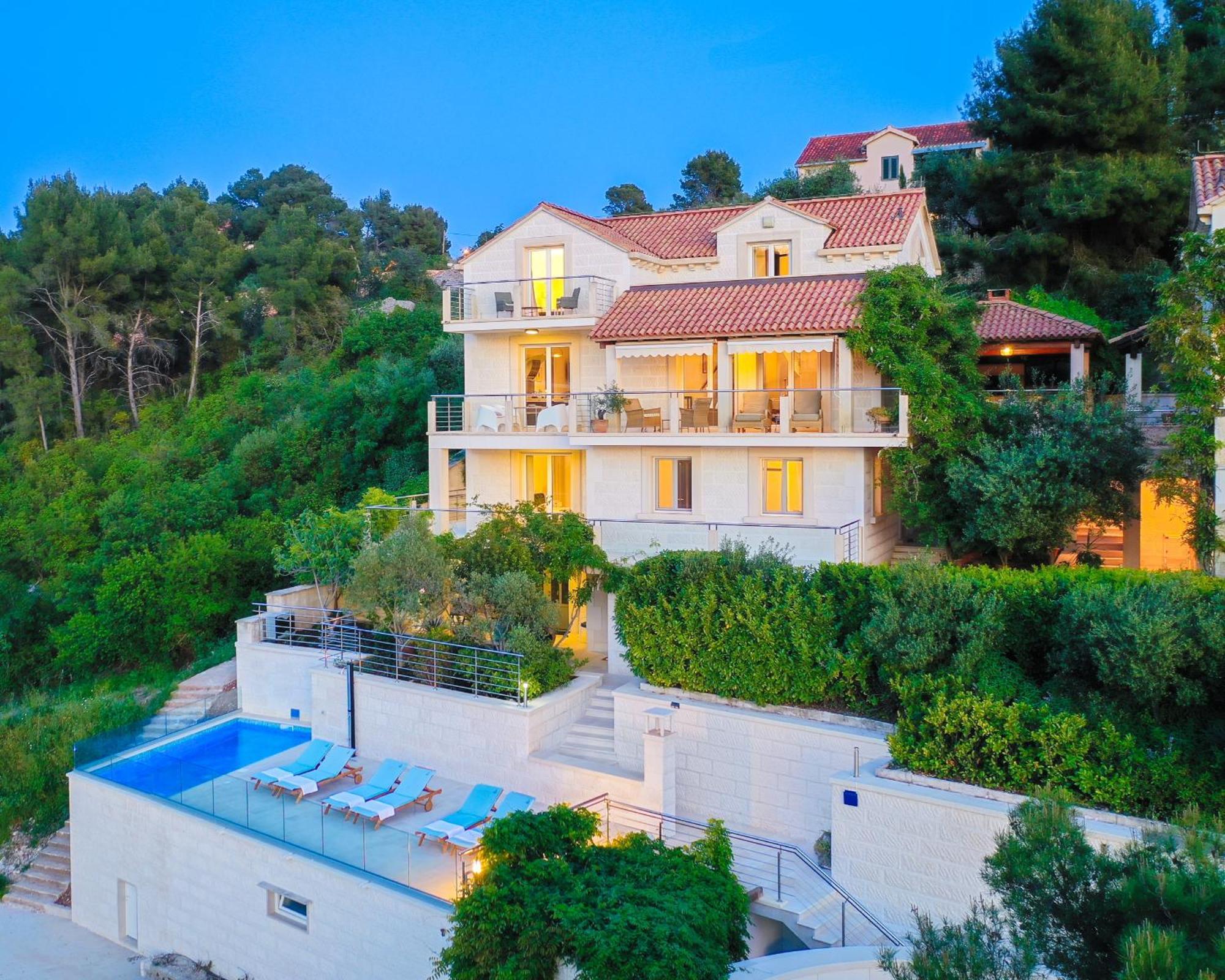 Vila Philippa - Luxurious Five-room - Idyllic Location - First Row To The Sea - Spectacular View Of The Sea Bay - Unforgettable Sunsets - 15 Minutes From Supetar Ferry Port - Free Parking - Private Pool