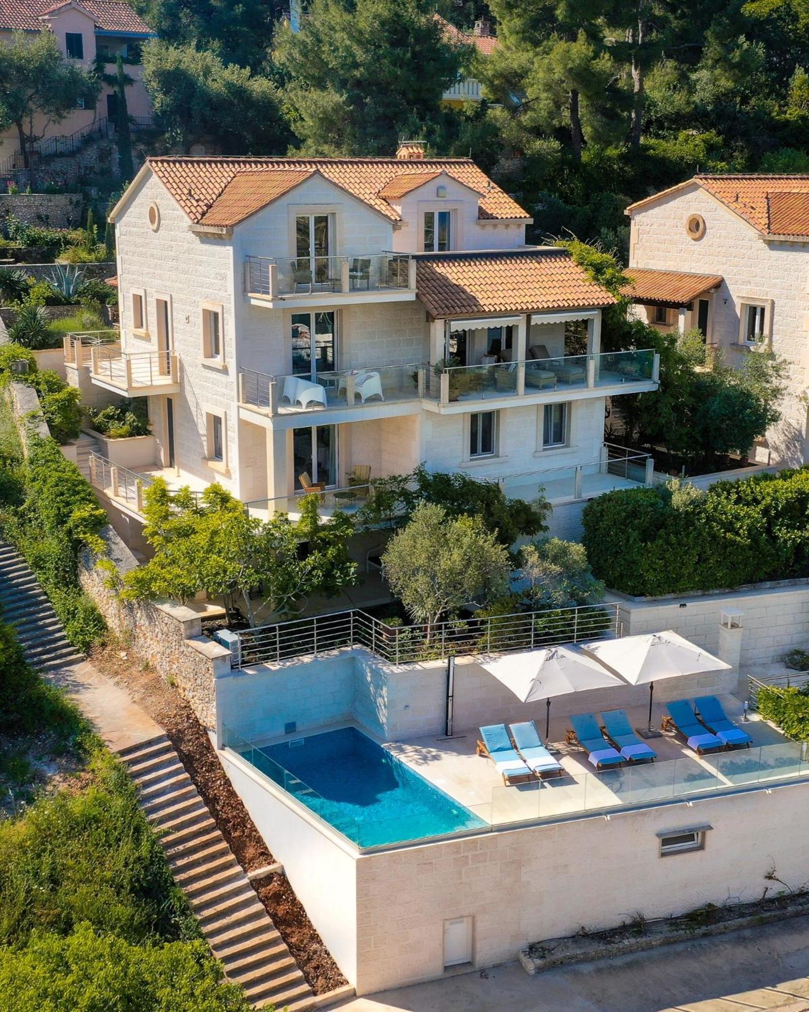 Vilă Philippa - Luxurious Five-room - Idyllic Location - First Row To The Sea - Spectacular View Of The Sea Bay - Unforgettable Sunsets - 15 Minutes From Supetar Ferry Port - Free Parking - Private Pool Sutivan