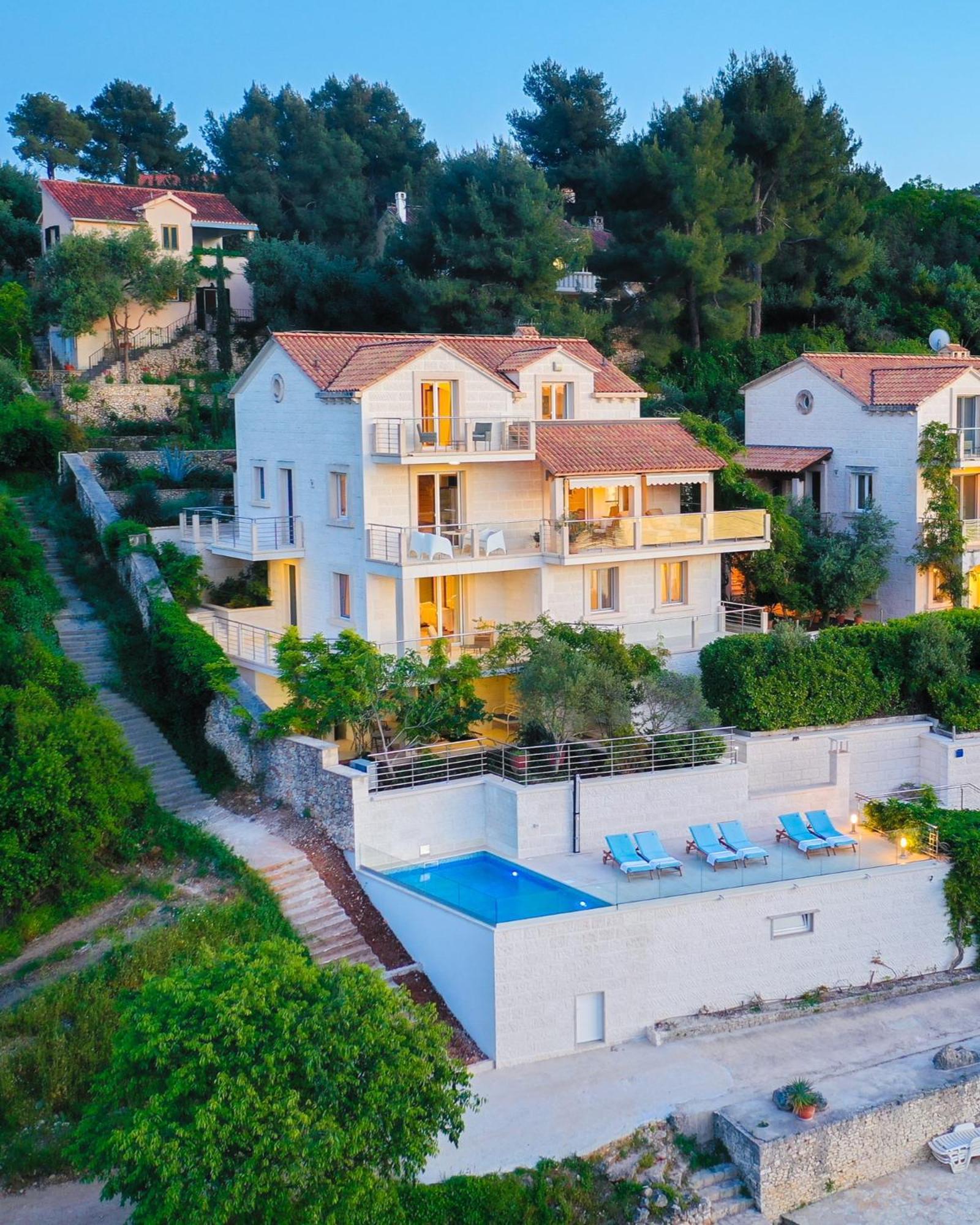 Philippa - Luxurious Five-room - Idyllic Location - First Row To The Sea - Spectacular View Of The Sea Bay - Unforgettable Sunsets - 15 Minutes From Supetar Ferry Port - Free Parking - Private Pool Sutivan