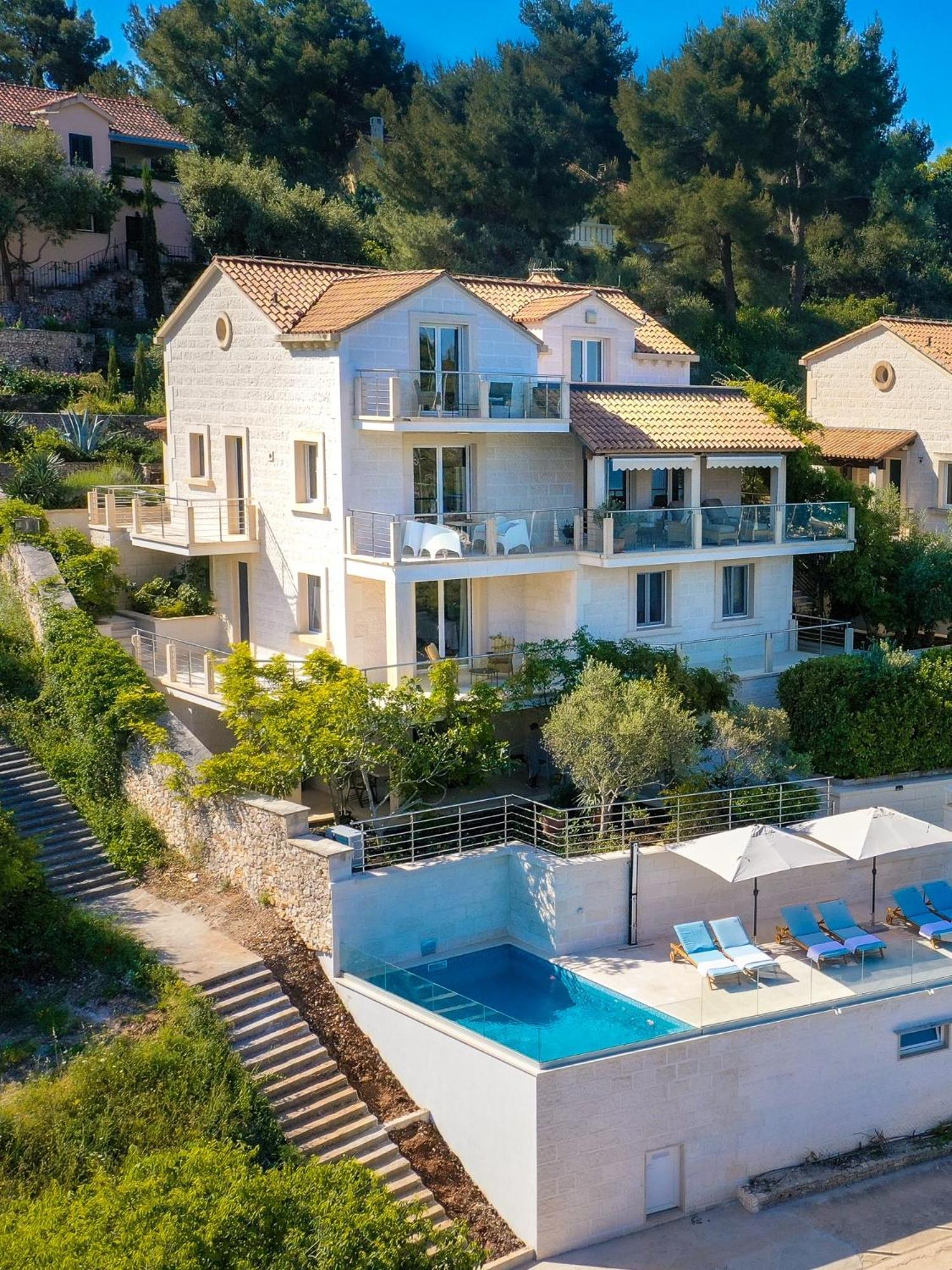 Vila Philippa - Luxurious Five-room - Idyllic Location - First Row To The Sea - Spectacular View Of The Sea Bay - Unforgettable Sunsets - 15 Minutes From Supetar Ferry Port - Free Parking - Private Pool *