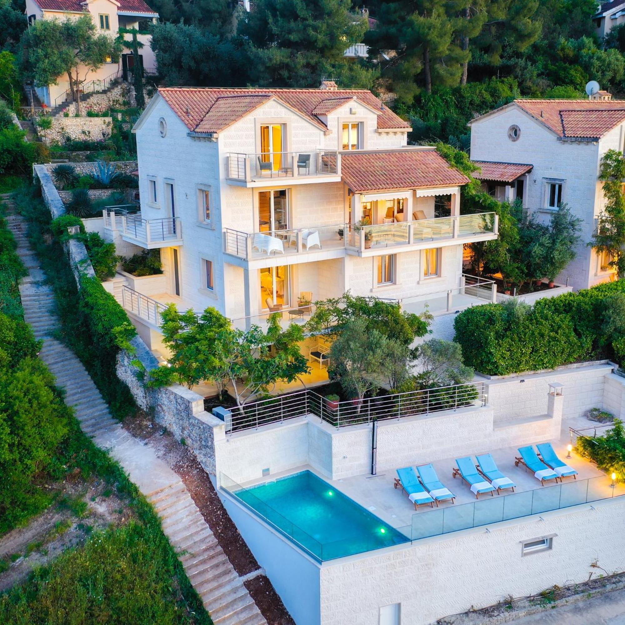 Villa Philippa - Luxurious Five-room - Idyllic Location - First Row To The Sea - Spectacular View Of The Sea Bay - Unforgettable Sunsets - 15 Minutes From Supetar Ferry Port - Free Parking - Private Pool Sutivan
