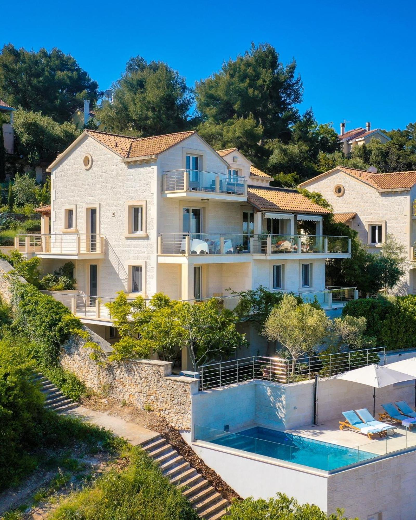 Philippa - Luxurious Five-room - Idyllic Location - First Row To The Sea - Spectacular View Of The Sea Bay - Unforgettable Sunsets - 15 Minutes From Supetar Ferry Port - Free Parking - Private Pool *