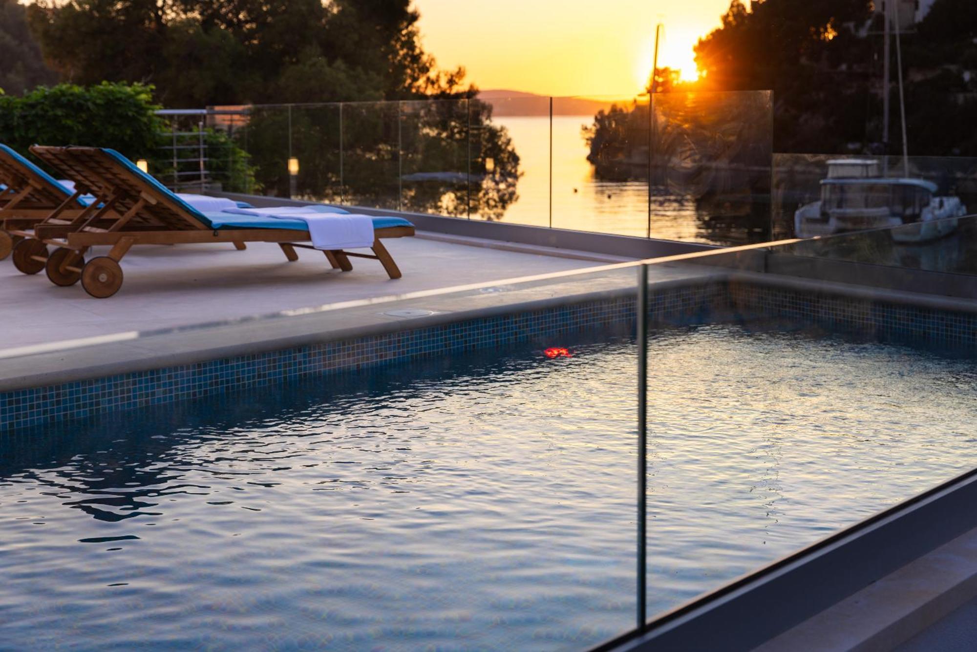 Philippa - Luxurious Five-room - Idyllic Location - First Row To The Sea - Spectacular View Of The Sea Bay - Unforgettable Sunsets - 15 Minutes From Supetar Ferry Port - Free Parking - Private Pool Vila *