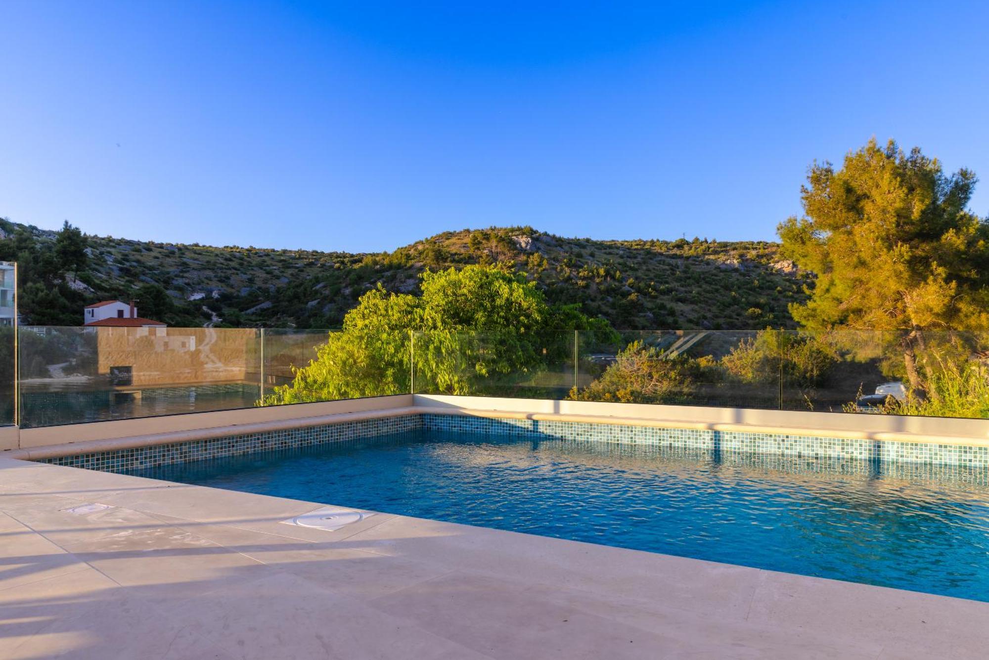 Vila Philippa - Luxurious Five-room - Idyllic Location - First Row To The Sea - Spectacular View Of The Sea Bay - Unforgettable Sunsets - 15 Minutes From Supetar Ferry Port - Free Parking - Private Pool *