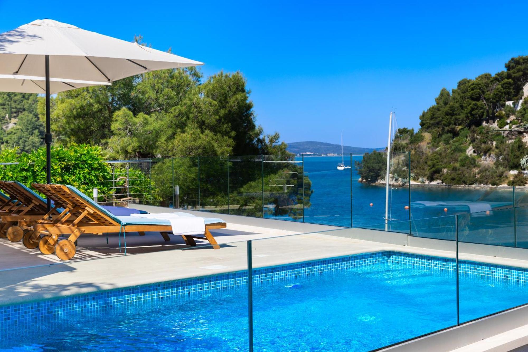 Philippa - Luxurious Five-room - Idyllic Location - First Row To The Sea - Spectacular View Of The Sea Bay - Unforgettable Sunsets - 15 Minutes From Supetar Ferry Port - Free Parking - Private Pool Sutivan