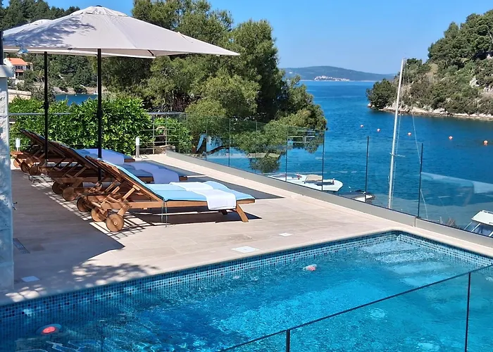 Villa Philippa - Luxurious Five-Room Villa - Idyllic Location - First Row To The Sea - Spectacular View Of The Sea Bay - Unforgettable Sunsets - 15 Minutes From Supetar Ferry Port - Free Parking - Private Pool