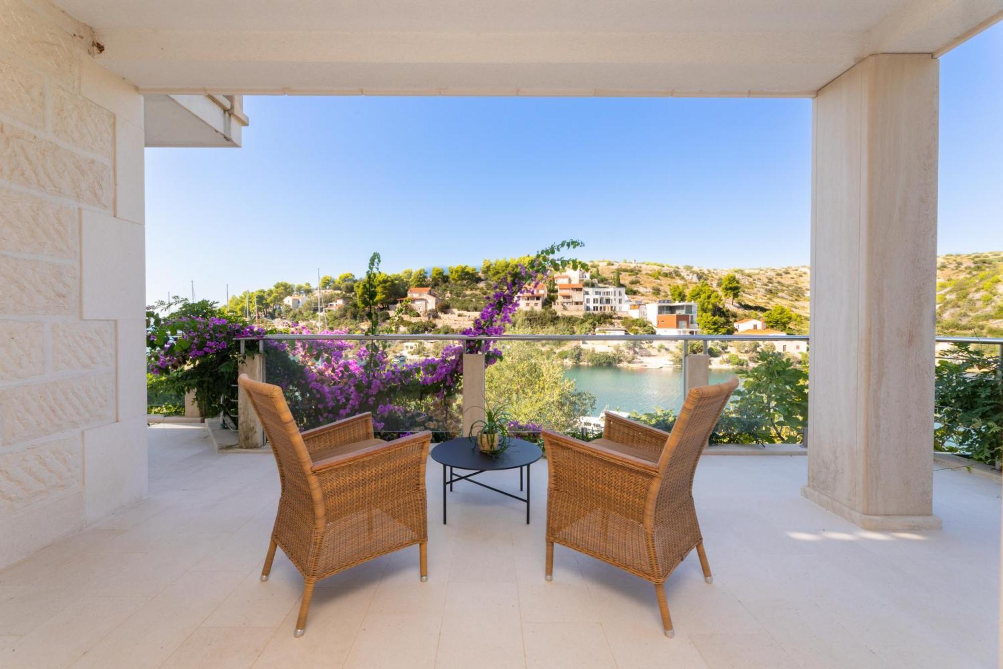 Villa Philippa - Luxurious Five-room - Idyllic Location - First Row To The Sea - Spectacular View Of The Sea Bay - Unforgettable Sunsets - 15 Minutes From Supetar Ferry Port - Free Parking - Private Pool