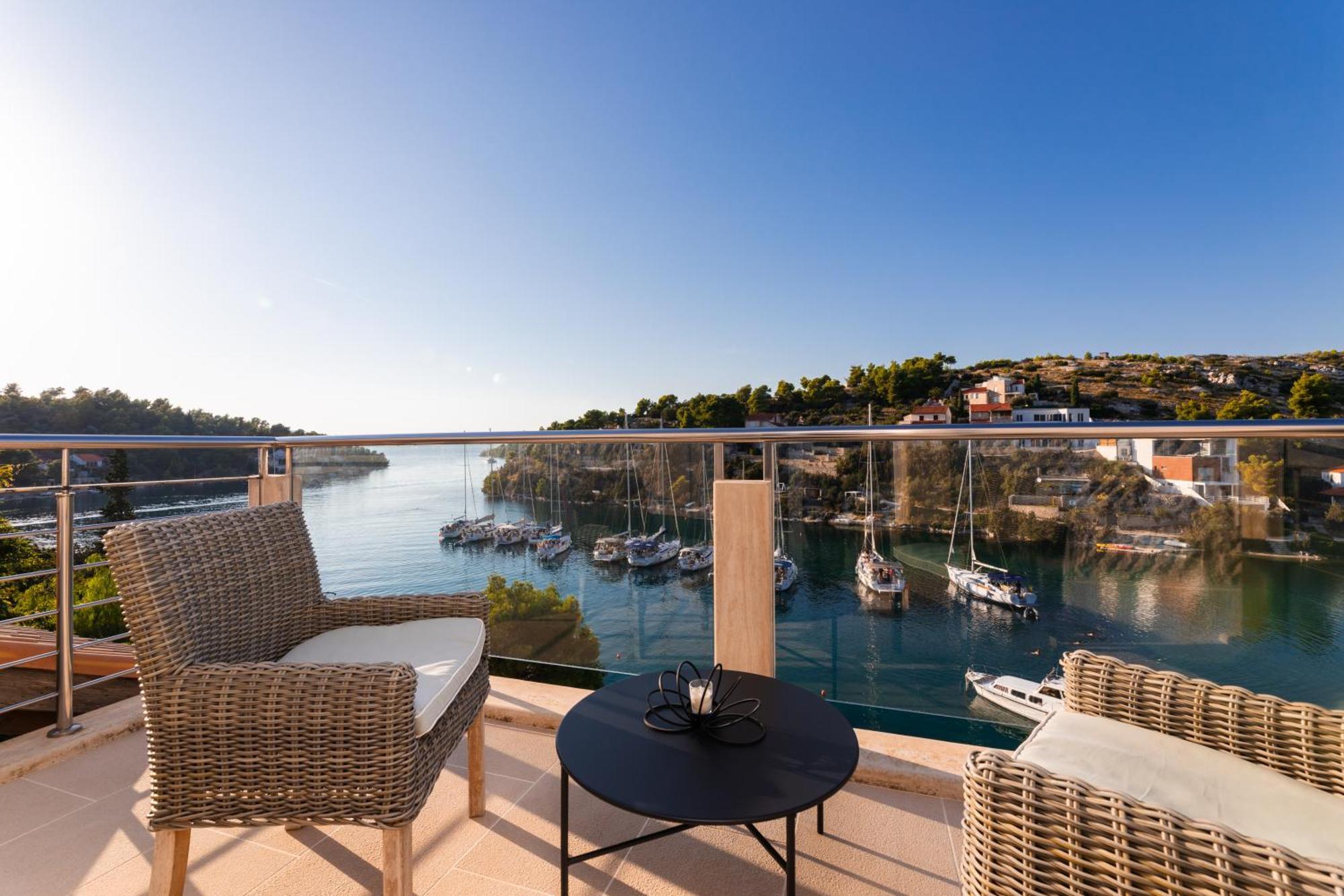 Philippa - Luxurious Five-room - Idyllic Location - First Row To The Sea - Spectacular View Of The Sea Bay - Unforgettable Sunsets - 15 Minutes From Supetar Ferry Port - Free Parking - Private Pool Sutivan