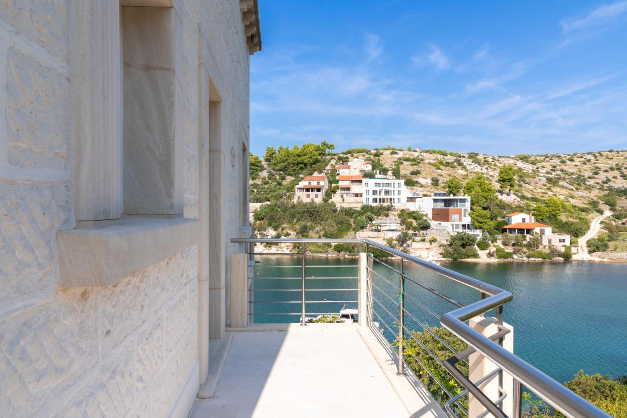 Philippa - Luxurious Five-room - Idyllic Location - First Row To The Sea - Spectacular View Of The Sea Bay - Unforgettable Sunsets - 15 Minutes From Supetar Ferry Port - Free Parking - Private Pool Villa