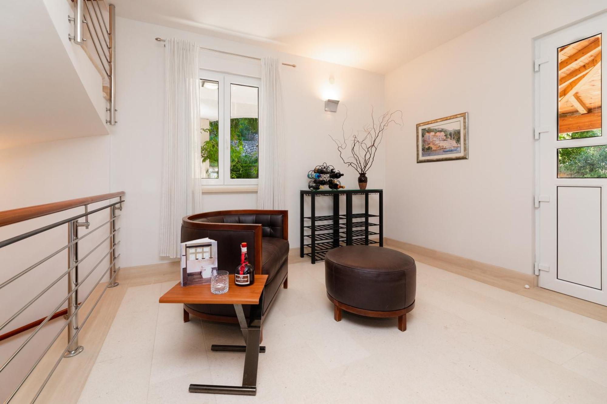 Villa Philippa - Luxurious Five-room - Idyllic Location - First Row To The Sea - Spectacular View Of The Sea Bay - Unforgettable Sunsets - 15 Minutes From Supetar Ferry Port - Free Parking - Private Pool Sutivan