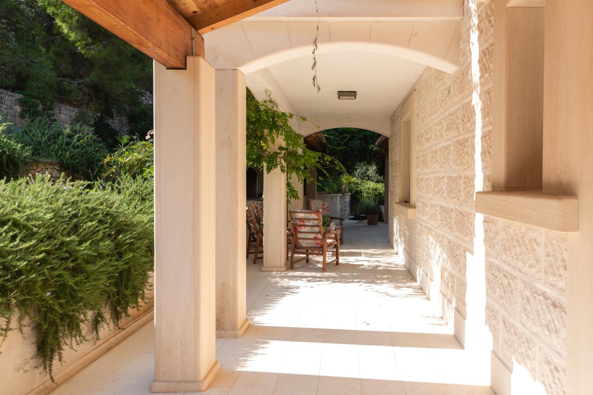 Philippa - Luxurious Five-room - Idyllic Location - First Row To The Sea - Spectacular View Of The Sea Bay - Unforgettable Sunsets - 15 Minutes From Supetar Ferry Port - Free Parking - Private Pool Villa *