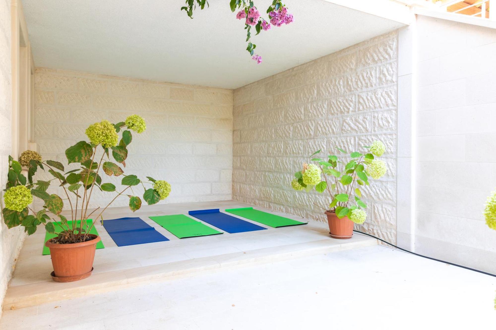 Philippa - Luxurious Five-room - Idyllic Location - First Row To The Sea - Spectacular View Of The Sea Bay - Unforgettable Sunsets - 15 Minutes From Supetar Ferry Port - Free Parking - Private Pool Villa Sutivan