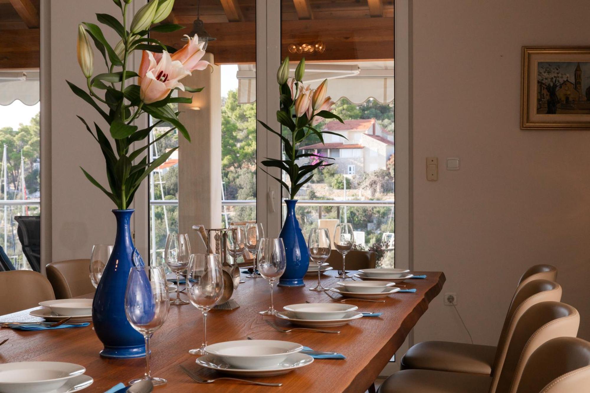 Villa Philippa - Luxurious Five-room - Idyllic Location - First Row To The Sea - Spectacular View Of The Sea Bay - Unforgettable Sunsets - 15 Minutes From Supetar Ferry Port - Free Parking - Private Pool Sutivan