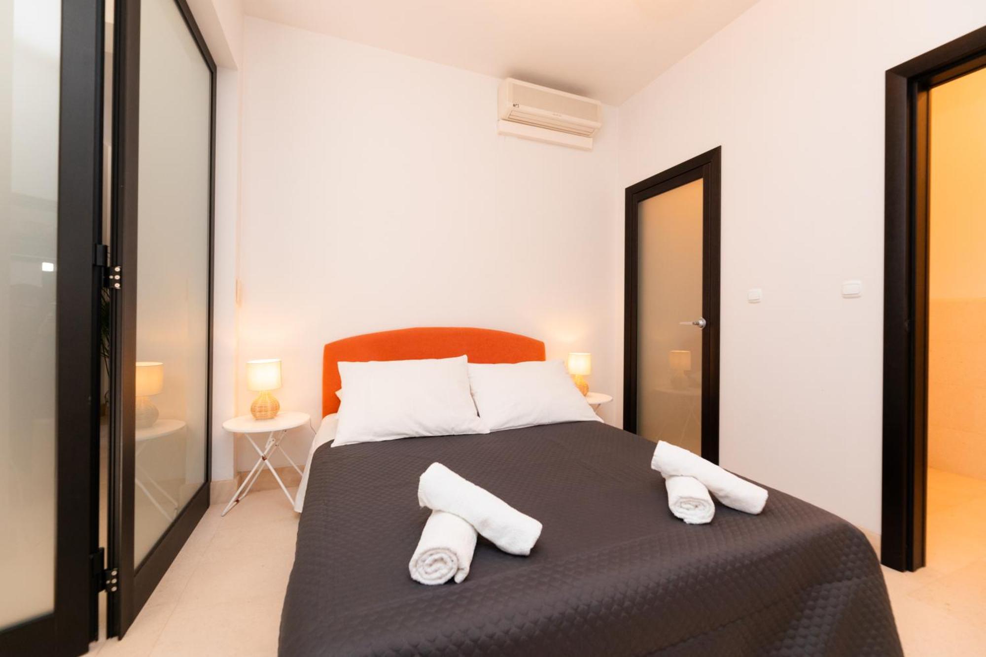 Philippa - Luxurious Five-room - Idyllic Location - First Row To The Sea - Spectacular View Of The Sea Bay - Unforgettable Sunsets - 15 Minutes From Supetar Ferry Port - Free Parking - Private Pool Sutivan