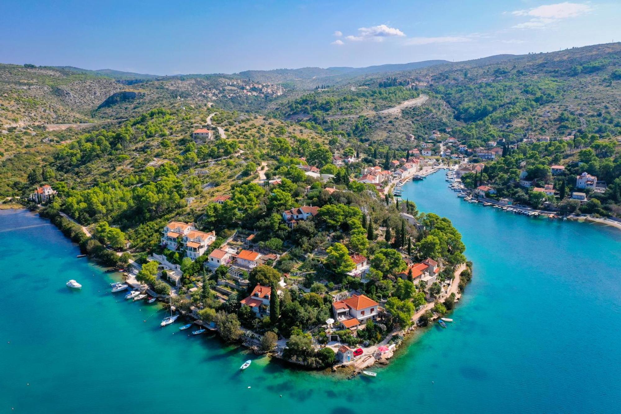 Philippa - Luxurious Five-room - Idyllic Location - First Row To The Sea - Spectacular View Of The Sea Bay - Unforgettable Sunsets - 15 Minutes From Supetar Ferry Port - Free Parking - Private Pool * Sutivan