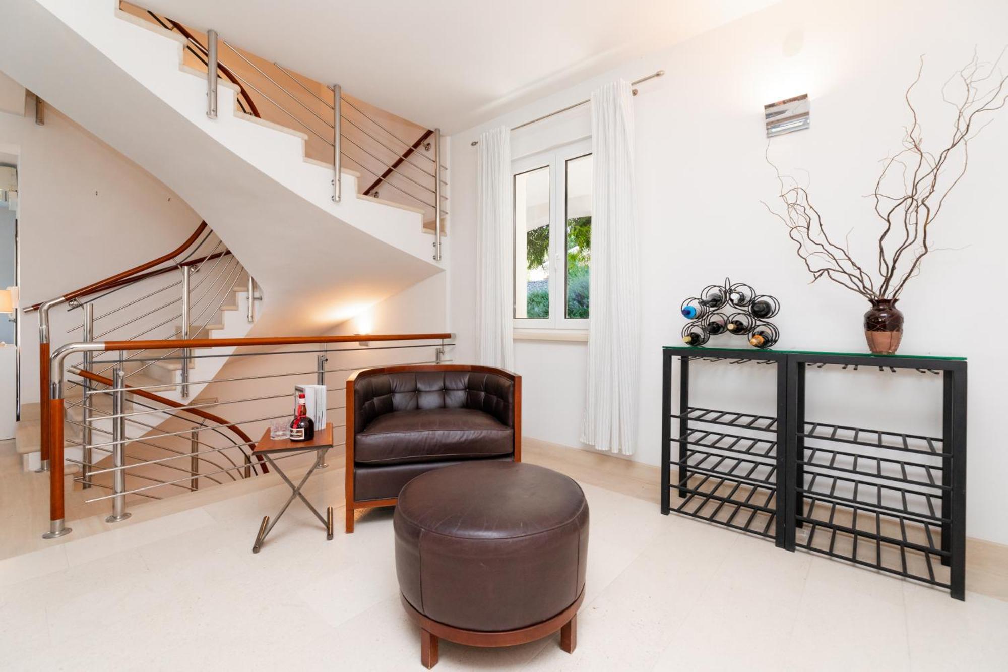 Philippa - Luxurious Five-room - Idyllic Location - First Row To The Sea - Spectacular View Of The Sea Bay - Unforgettable Sunsets - 15 Minutes From Supetar Ferry Port - Free Parking - Private Pool
