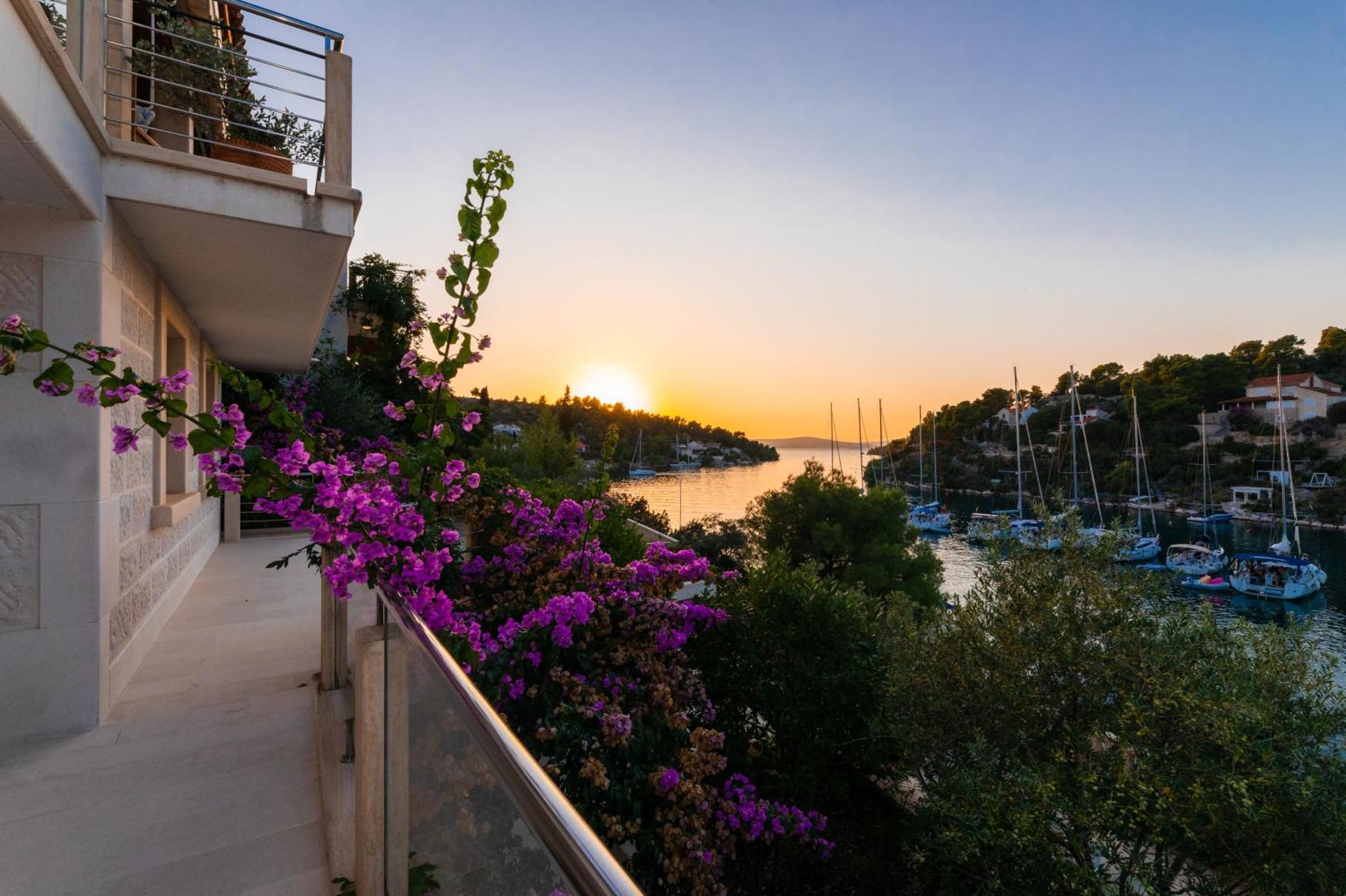 Philippa - Luxurious Five-room - Idyllic Location - First Row To The Sea - Spectacular View Of The Sea Bay - Unforgettable Sunsets - 15 Minutes From Supetar Ferry Port - Free Parking - Private Pool Villa *