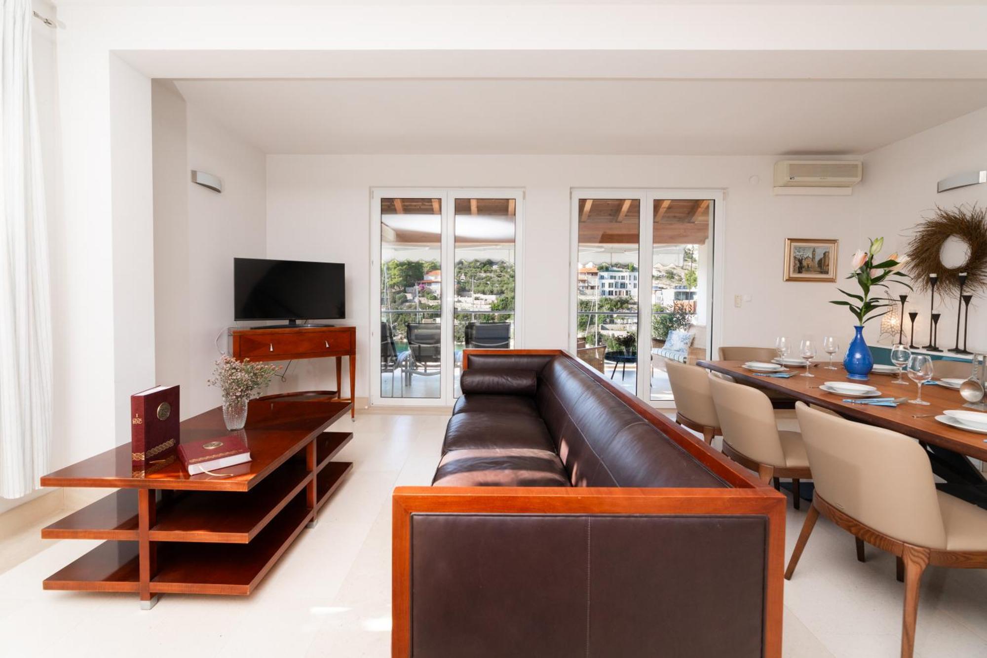 Villa Philippa - Luxurious Five-room - Idyllic Location - First Row To The Sea - Spectacular View Of The Sea Bay - Unforgettable Sunsets - 15 Minutes From Supetar Ferry Port - Free Parking - Private Pool Sutivan