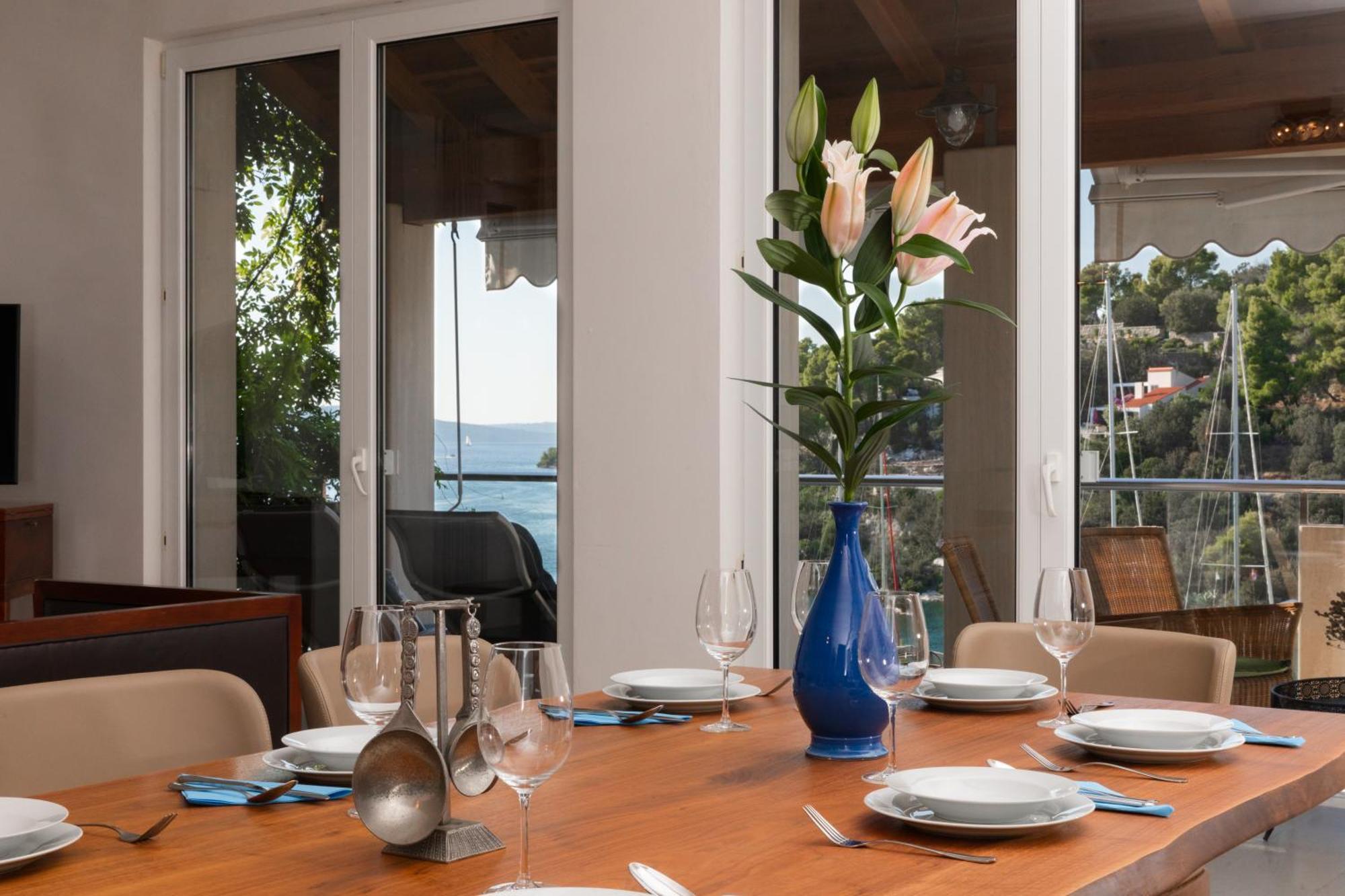 Philippa - Luxurious Five-room - Idyllic Location - First Row To The Sea - Spectacular View Of The Sea Bay - Unforgettable Sunsets - 15 Minutes From Supetar Ferry Port - Free Parking - Private Pool *