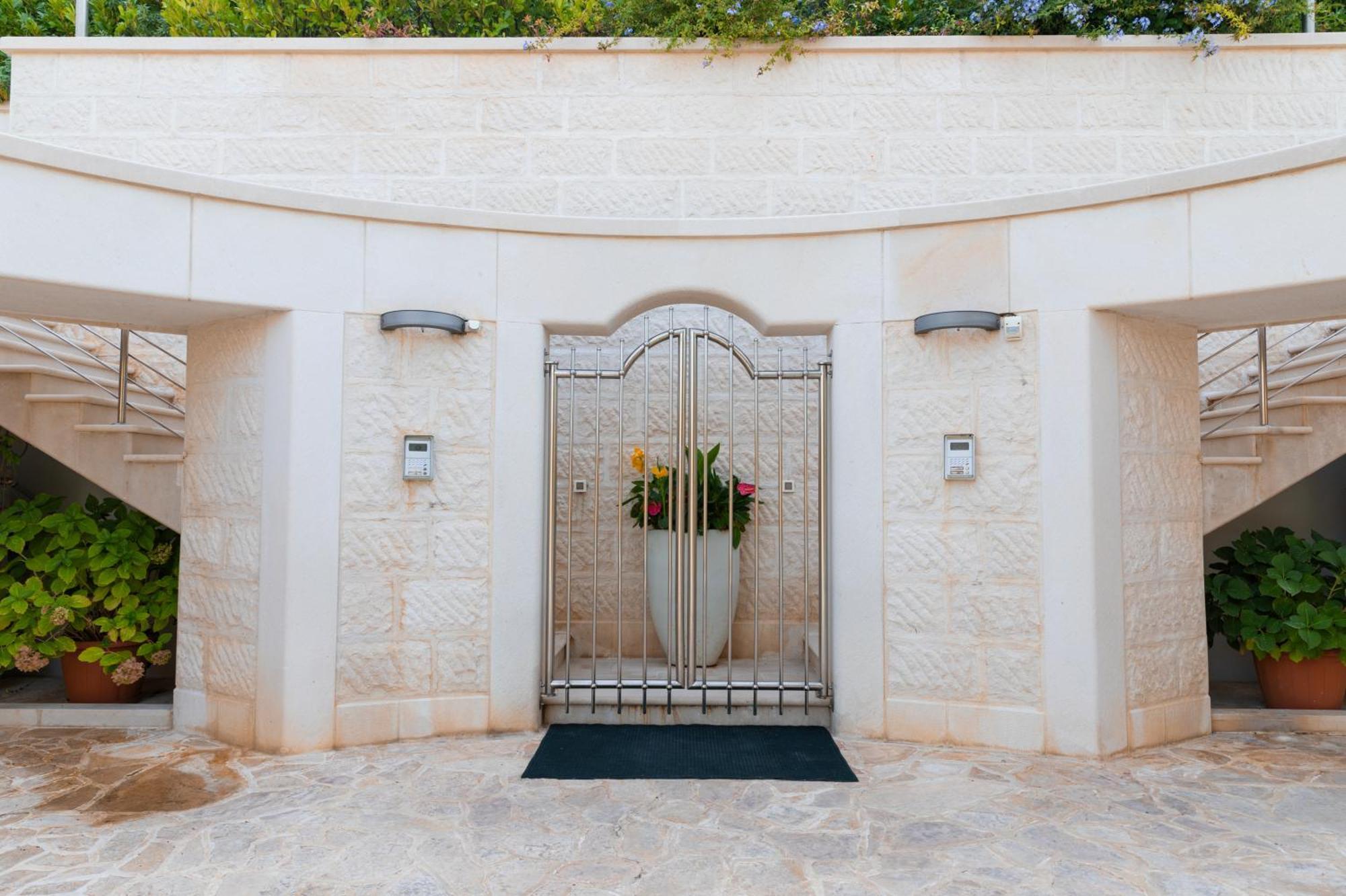 Villa Philippa - Luxurious Five-room - Idyllic Location - First Row To The Sea - Spectacular View Of The Sea Bay - Unforgettable Sunsets - 15 Minutes From Supetar Ferry Port - Free Parking - Private Pool *