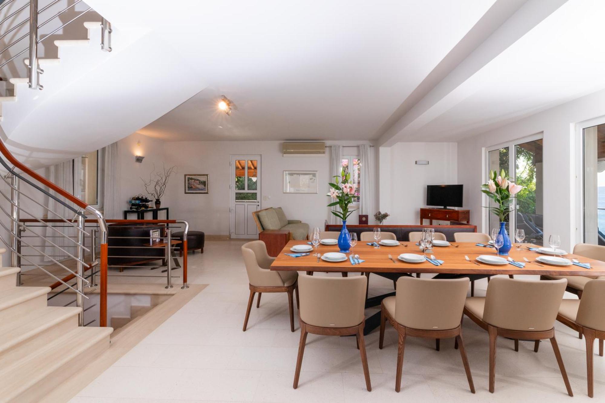 Philippa - Luxurious Five-room - Idyllic Location - First Row To The Sea - Spectacular View Of The Sea Bay - Unforgettable Sunsets - 15 Minutes From Supetar Ferry Port - Free Parking - Private Pool Villa Sutivan