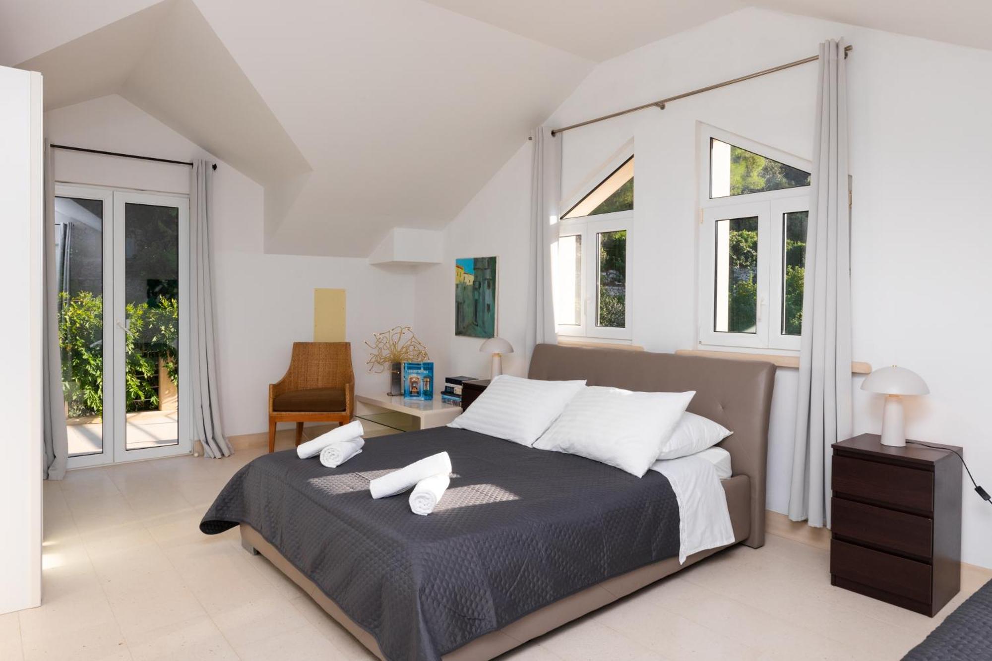 Villa Philippa - Luxurious Five-room - Idyllic Location - First Row To The Sea - Spectacular View Of The Sea Bay - Unforgettable Sunsets - 15 Minutes From Supetar Ferry Port - Free Parking - Private Pool Sutivan