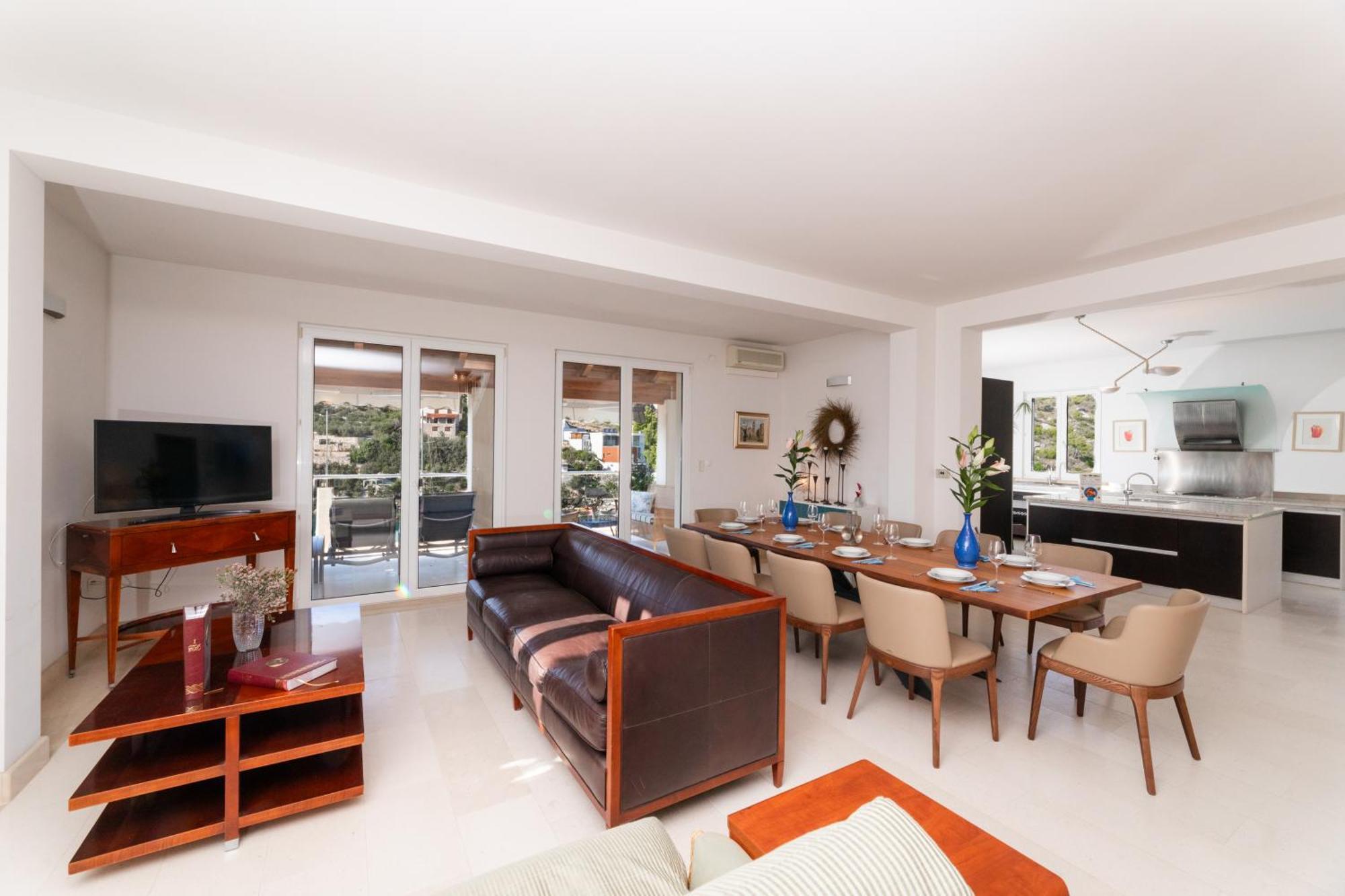 Philippa - Luxurious Five-room - Idyllic Location - First Row To The Sea - Spectacular View Of The Sea Bay - Unforgettable Sunsets - 15 Minutes From Supetar Ferry Port - Free Parking - Private Pool *