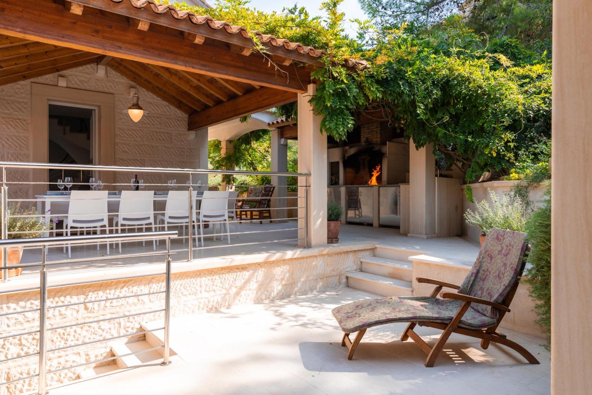 Philippa - Luxurious Five-room - Idyllic Location - First Row To The Sea - Spectacular View Of The Sea Bay - Unforgettable Sunsets - 15 Minutes From Supetar Ferry Port - Free Parking - Private Pool * Sutivan