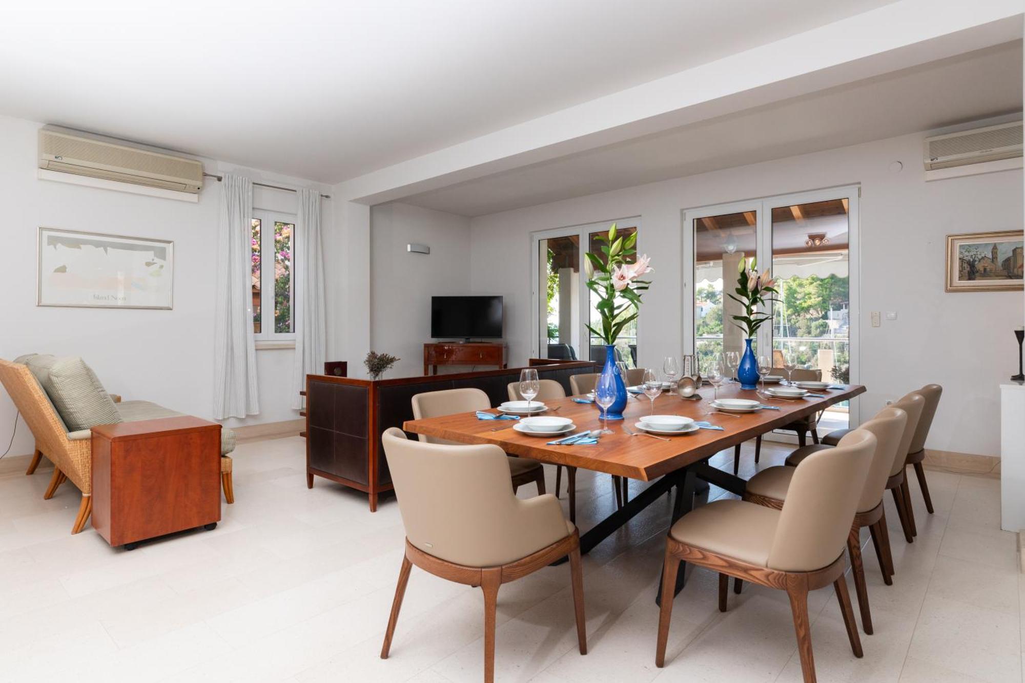 Philippa - Luxurious Five-room - Idyllic Location - First Row To The Sea - Spectacular View Of The Sea Bay - Unforgettable Sunsets - 15 Minutes From Supetar Ferry Port - Free Parking - Private Pool Villa