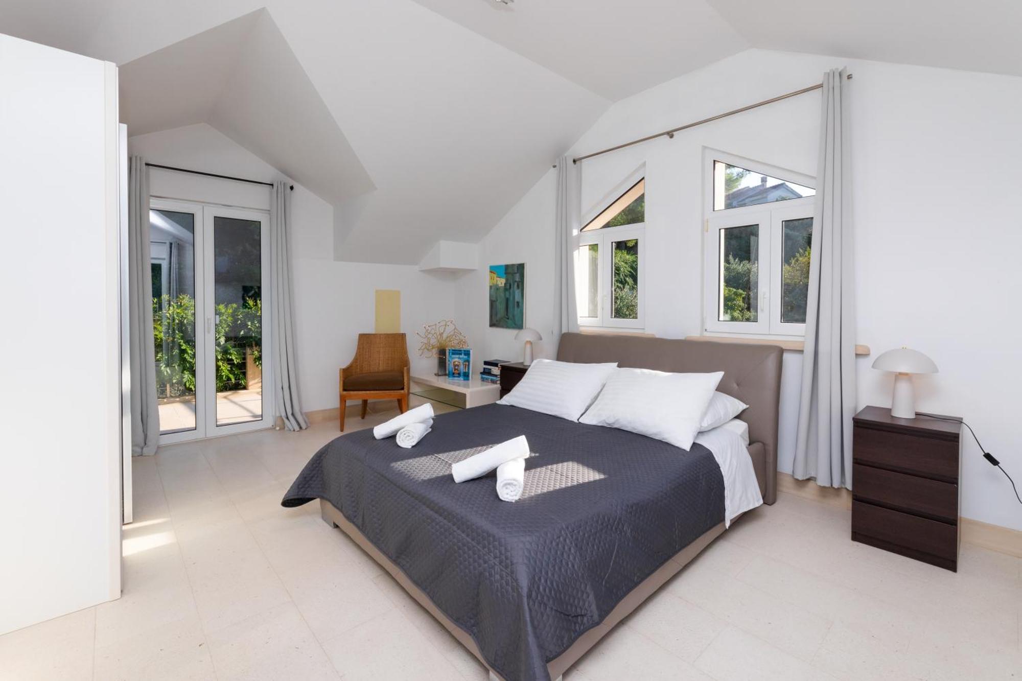 Villa Philippa - Luxurious Five-room - Idyllic Location - First Row To The Sea - Spectacular View Of The Sea Bay - Unforgettable Sunsets - 15 Minutes From Supetar Ferry Port - Free Parking - Private Pool *