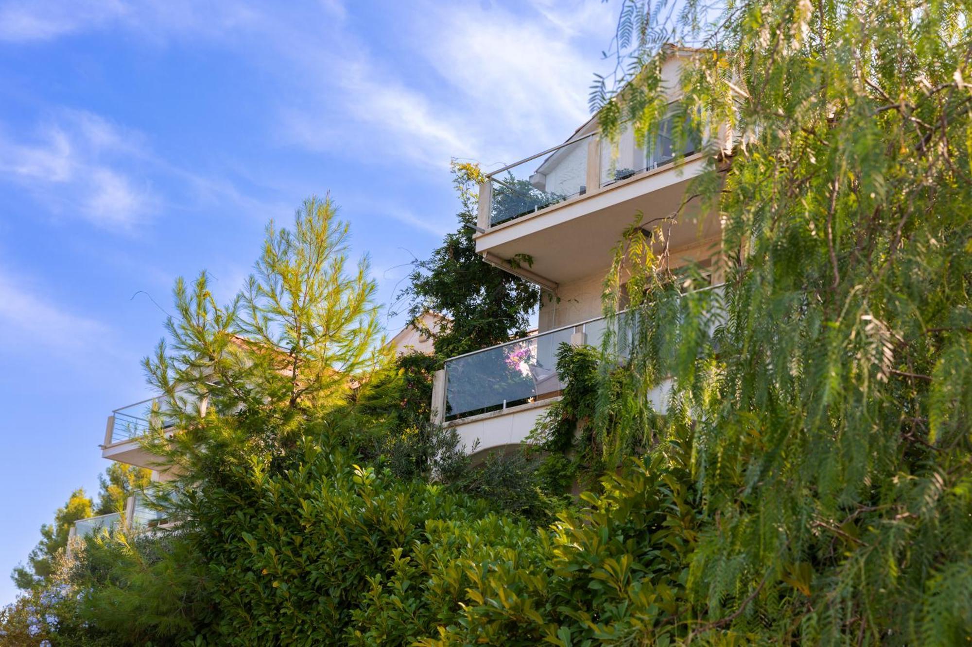 Villa Philippa - Luxurious Five-room - Idyllic Location - First Row To The Sea - Spectacular View Of The Sea Bay - Unforgettable Sunsets - 15 Minutes From Supetar Ferry Port - Free Parking - Private Pool Sutivan