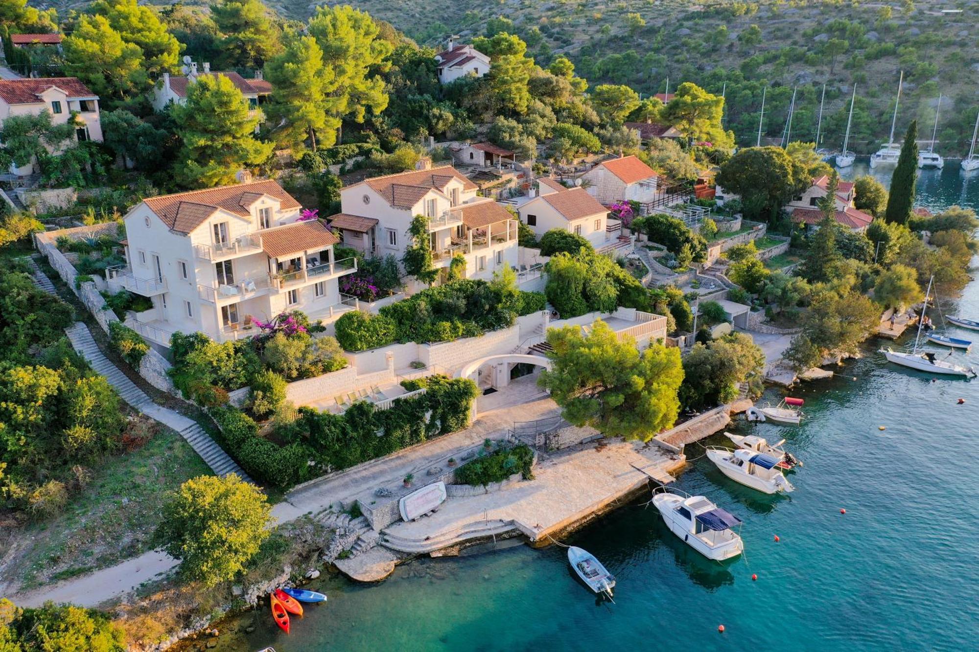 Philippa - Luxurious Five-room - Idyllic Location - First Row To The Sea - Spectacular View Of The Sea Bay - Unforgettable Sunsets - 15 Minutes From Supetar Ferry Port - Free Parking - Private Pool Sutivan