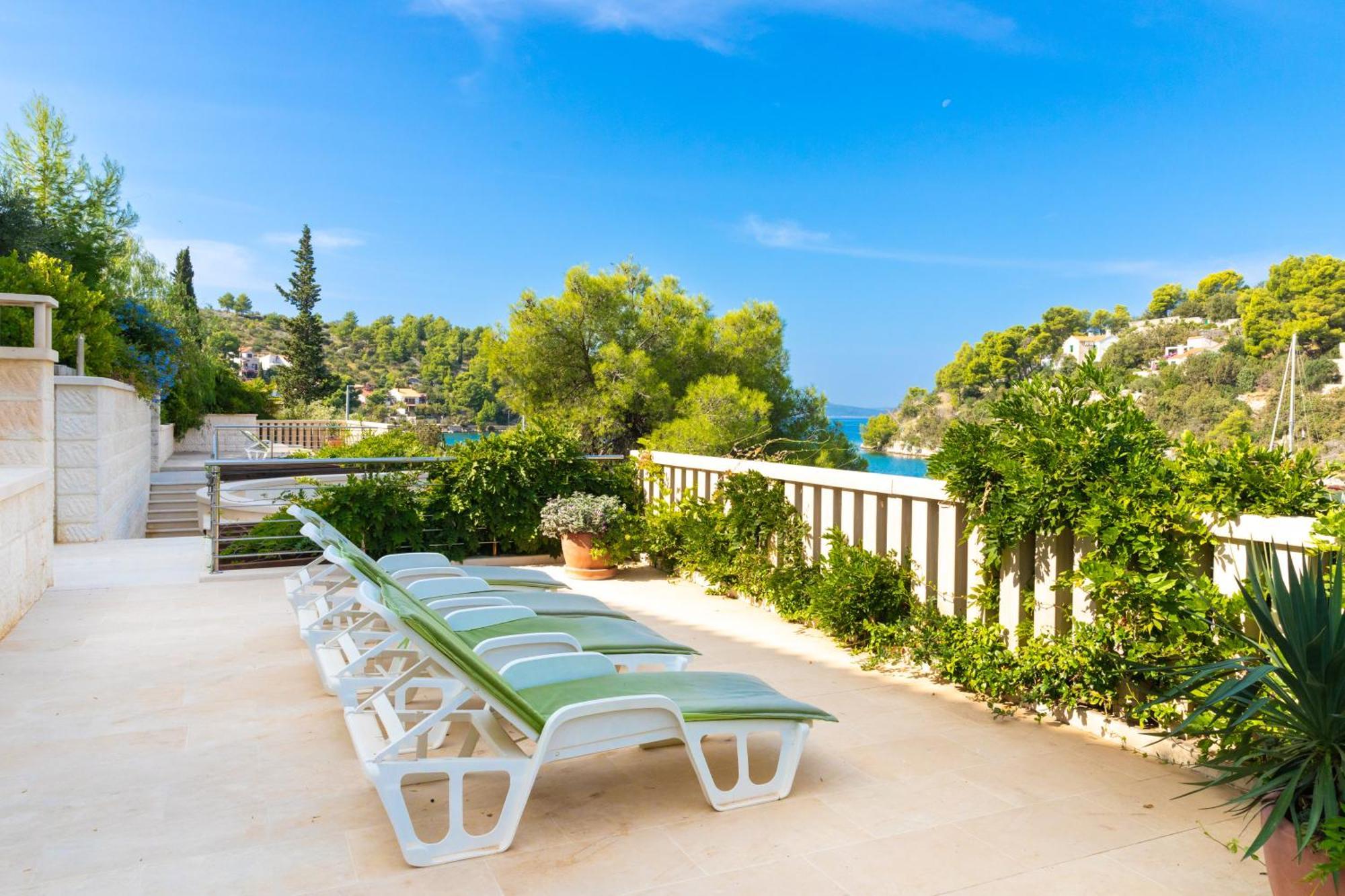 Philippa - Luxurious Five-room - Idyllic Location - First Row To The Sea - Spectacular View Of The Sea Bay - Unforgettable Sunsets - 15 Minutes From Supetar Ferry Port - Free Parking - Private Pool * Sutivan