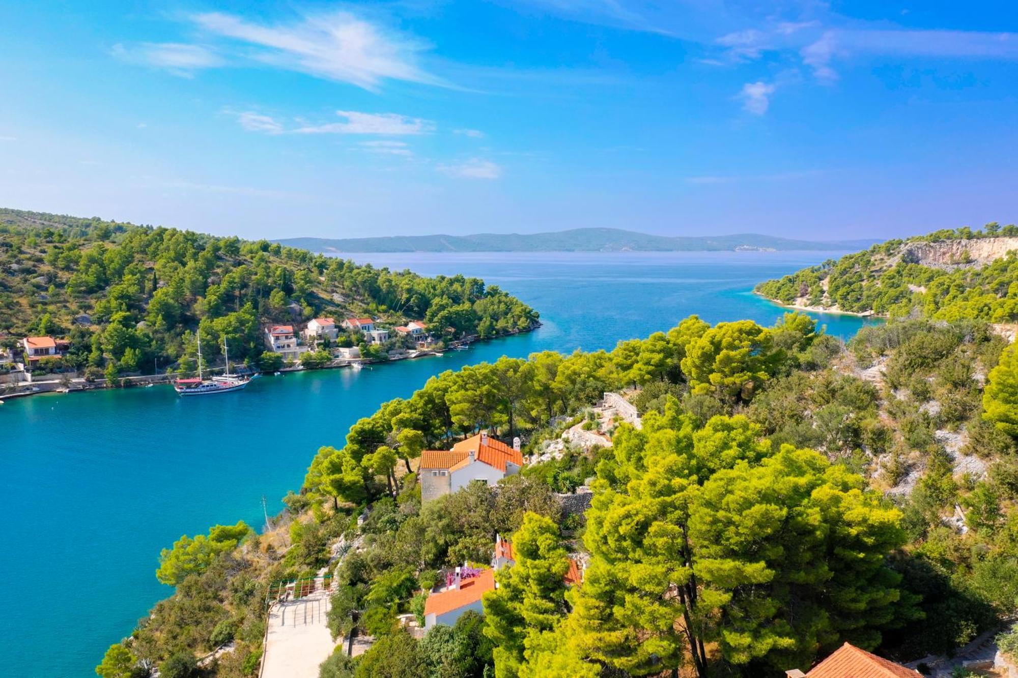 Philippa - Luxurious Five-room - Idyllic Location - First Row To The Sea - Spectacular View Of The Sea Bay - Unforgettable Sunsets - 15 Minutes From Supetar Ferry Port - Free Parking - Private Pool
