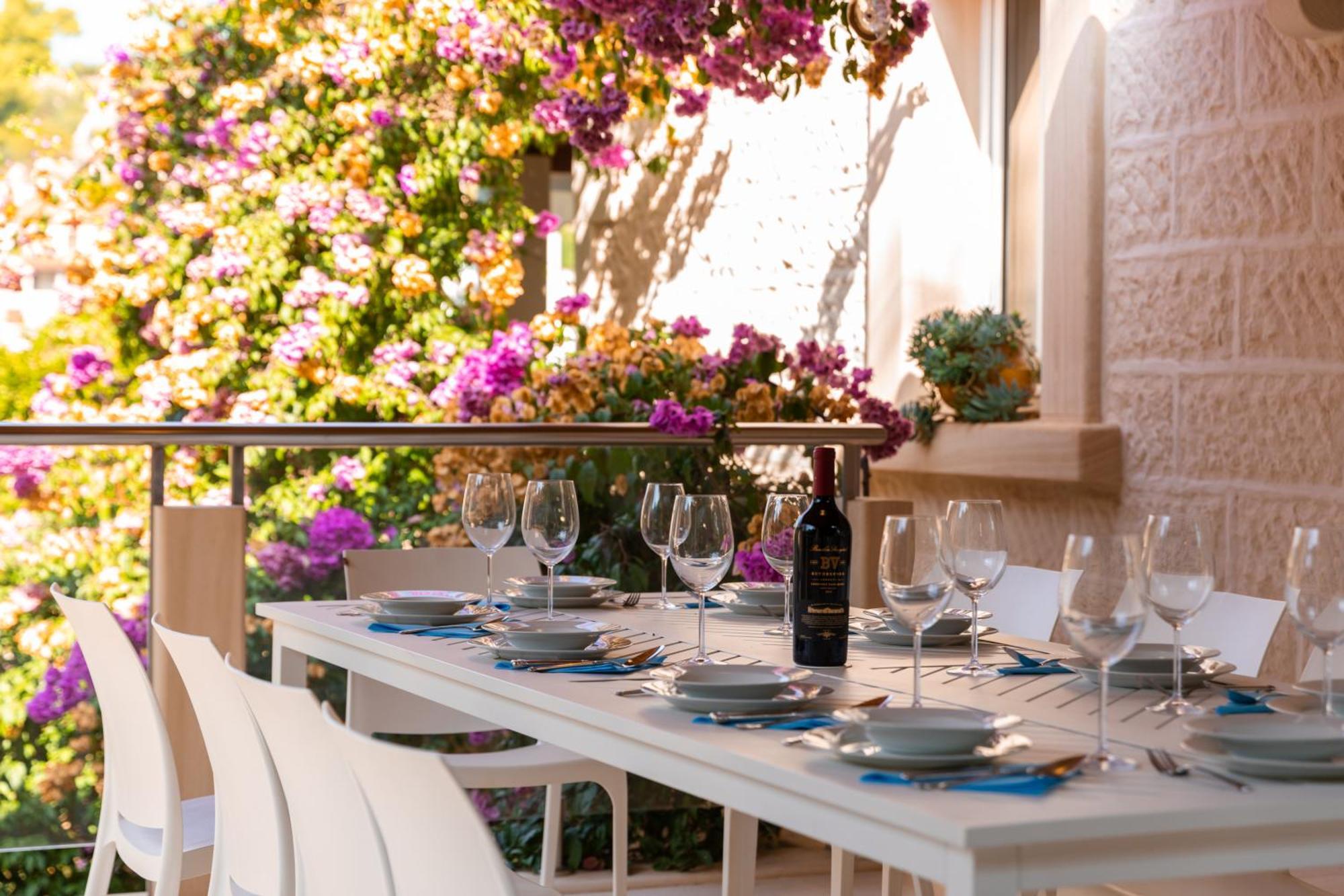 Villa Philippa - Luxurious Five-room - Idyllic Location - First Row To The Sea - Spectacular View Of The Sea Bay - Unforgettable Sunsets - 15 Minutes From Supetar Ferry Port - Free Parking - Private Pool Sutivan