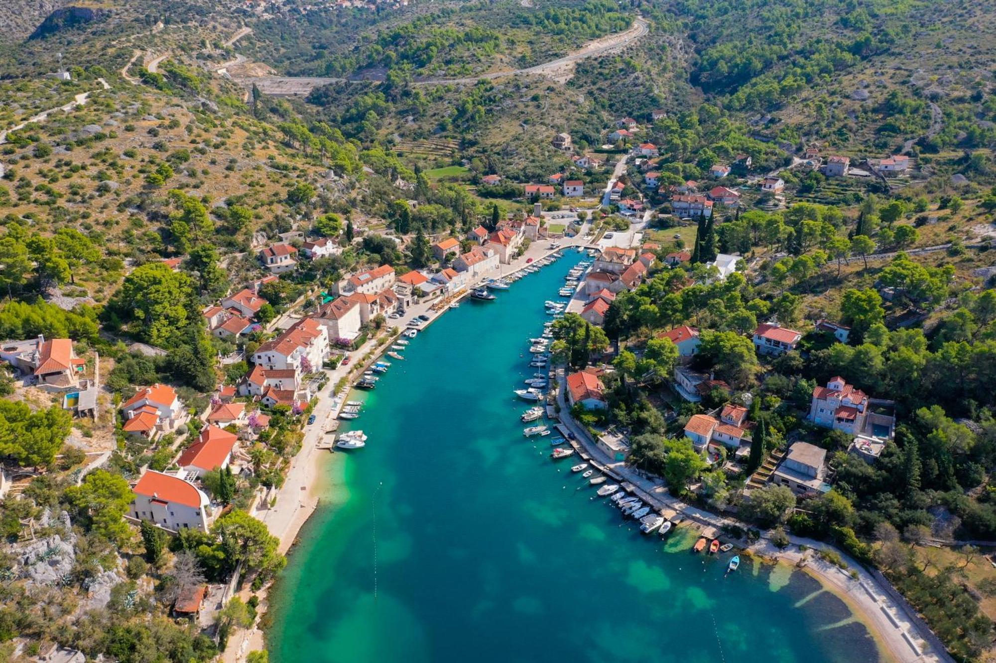 Villa Philippa - Luxurious Five-room - Idyllic Location - First Row To The Sea - Spectacular View Of The Sea Bay - Unforgettable Sunsets - 15 Minutes From Supetar Ferry Port - Free Parking - Private Pool
