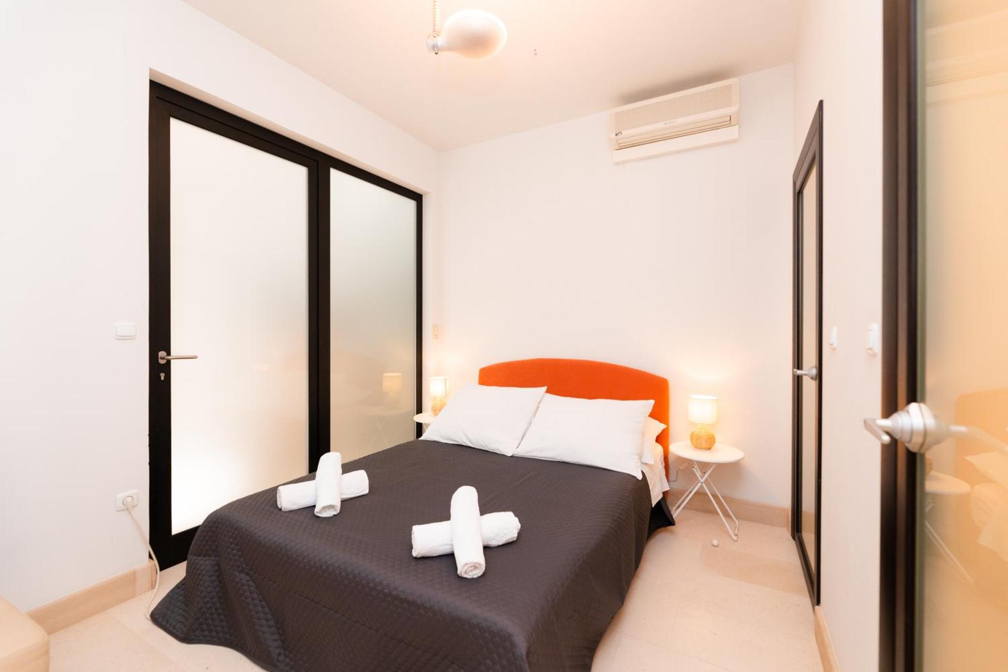 Philippa - Luxurious Five-room - Idyllic Location - First Row To The Sea - Spectacular View Of The Sea Bay - Unforgettable Sunsets - 15 Minutes From Supetar Ferry Port - Free Parking - Private Pool