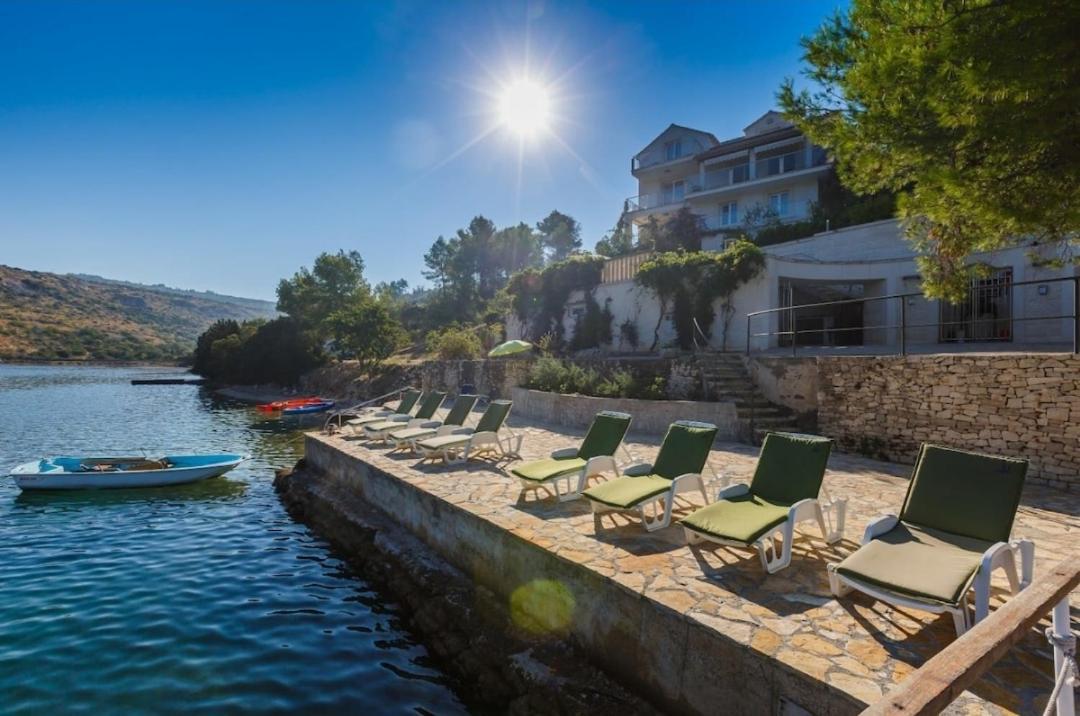Philippa - Luxurious Five-room - Idyllic Location - First Row To The Sea - Spectacular View Of The Sea Bay - Unforgettable Sunsets - 15 Minutes From Supetar Ferry Port - Free Parking - Private Pool