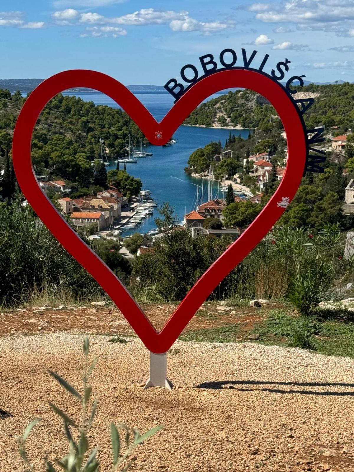 Villa Philippa - Luxurious Five-room - Idyllic Location - First Row To The Sea - Spectacular View Of The Sea Bay - Unforgettable Sunsets - 15 Minutes From Supetar Ferry Port - Free Parking - Private Pool Sutivan