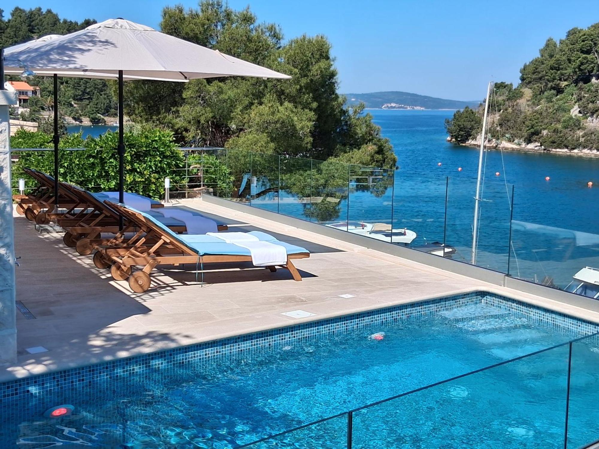 Philippa - Luxurious Five-room - Idyllic Location - First Row To The Sea - Spectacular View Of The Sea Bay - Unforgettable Sunsets - 15 Minutes From Supetar Ferry Port - Free Parking - Private Pool * Sutivan